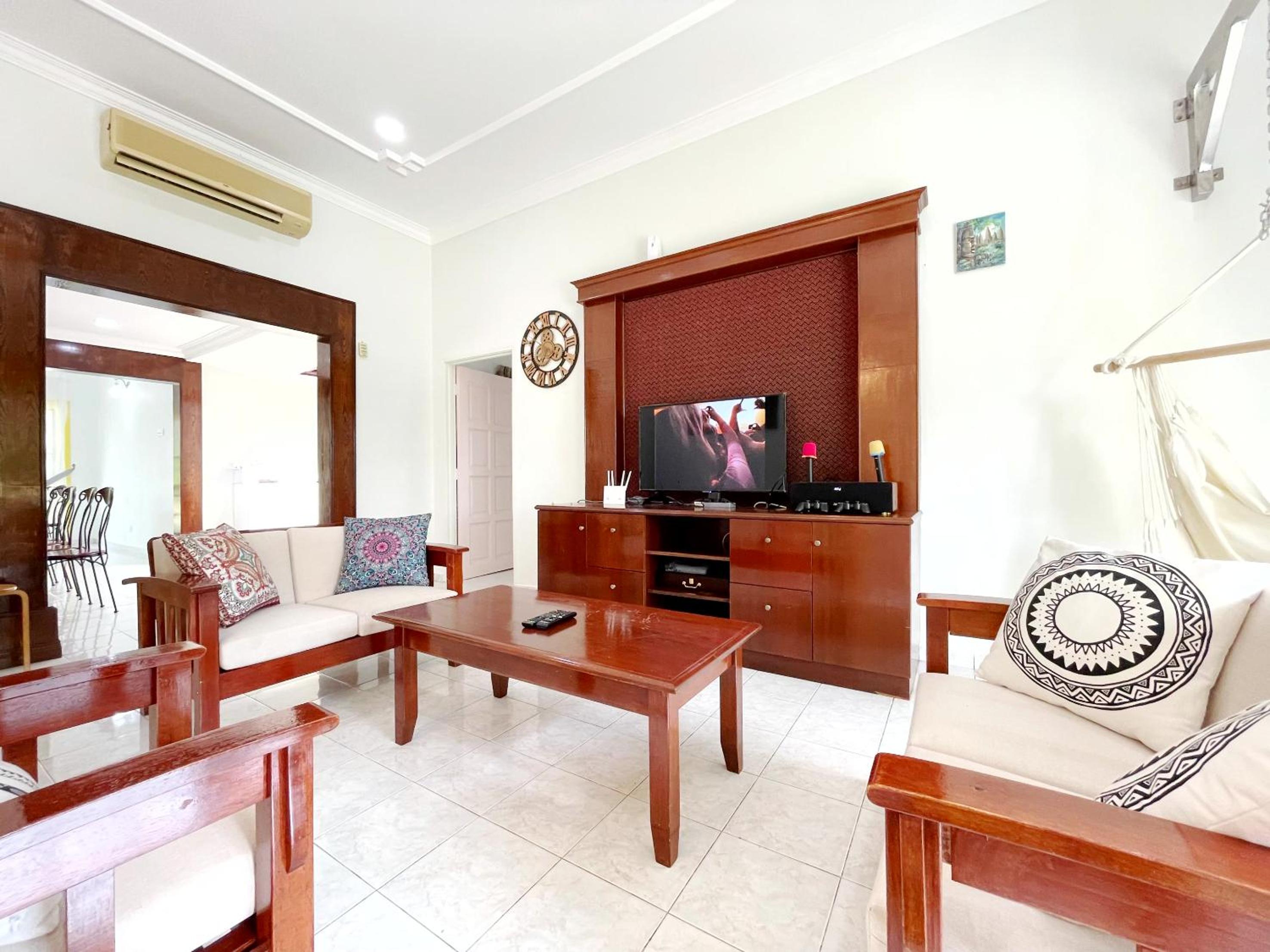 Villa with Private Pool - Photo 10