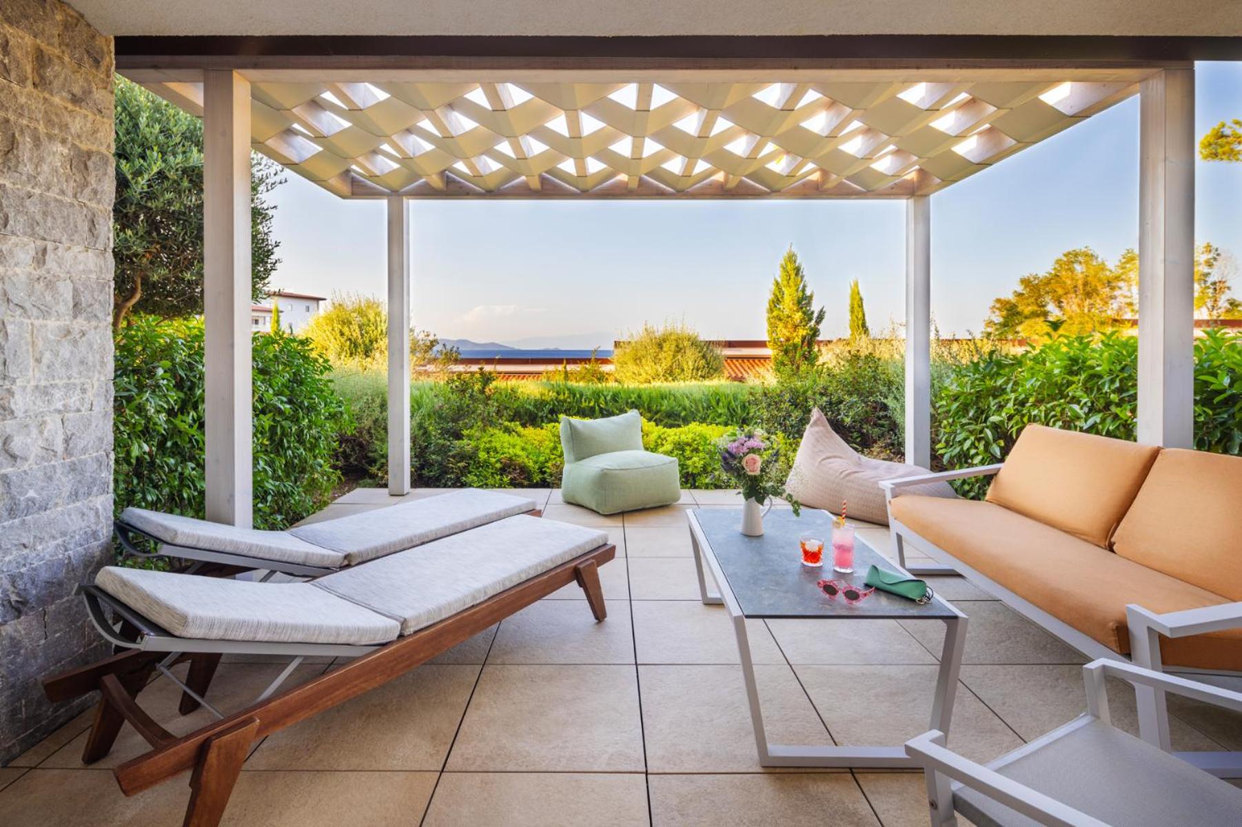 Bungalow with Garden View - Photo 3