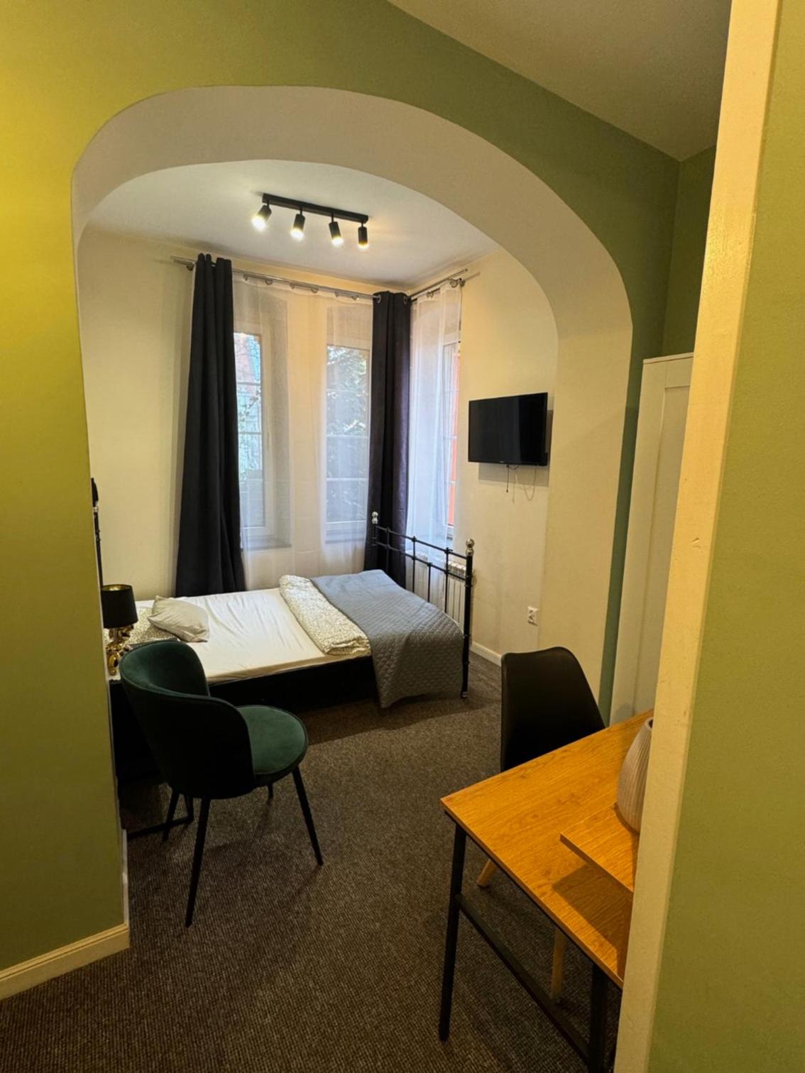 Double or Twin Room with City View - Photo 1