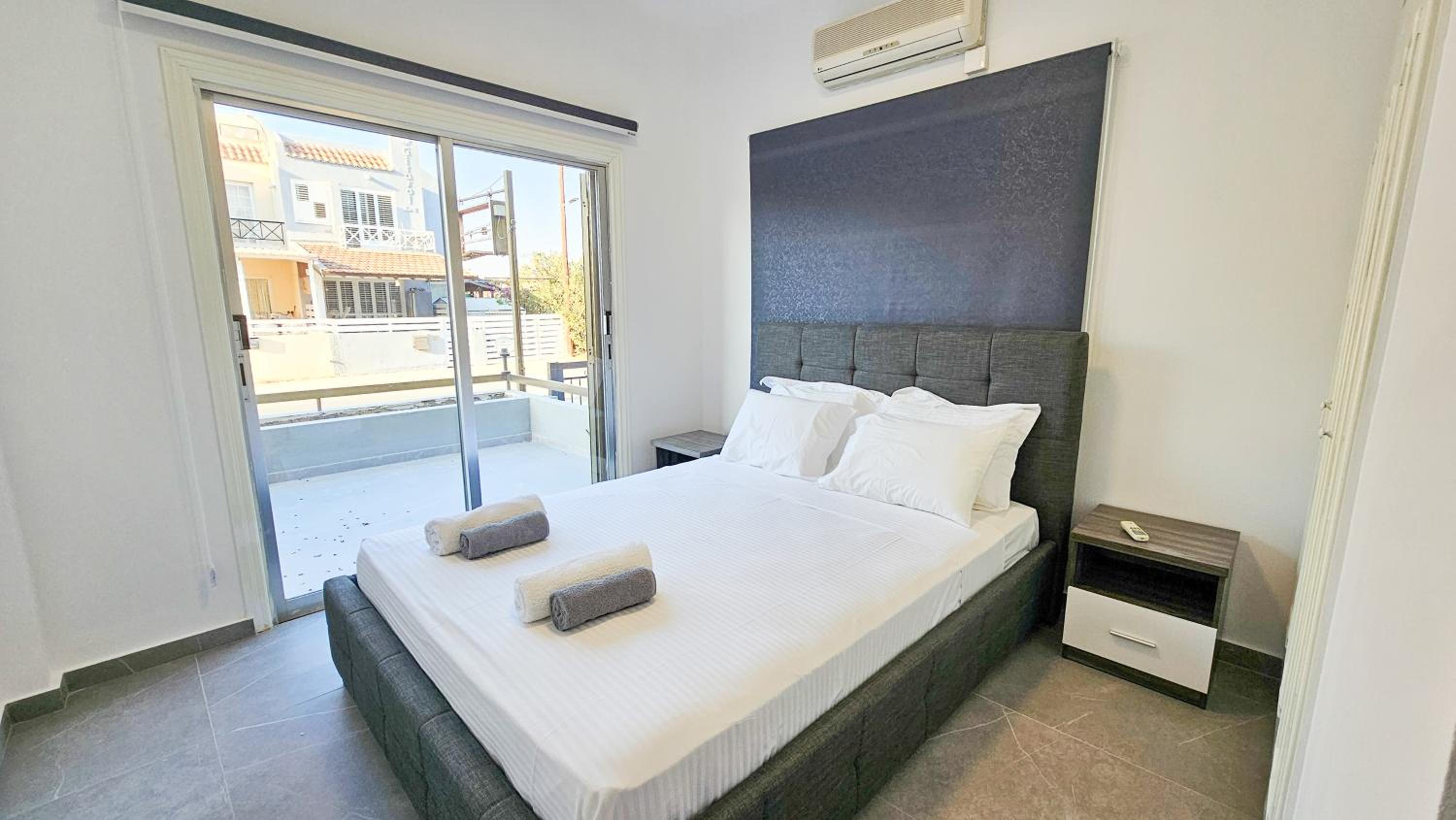 One-Bedroom Apartment with Terrace photo 3