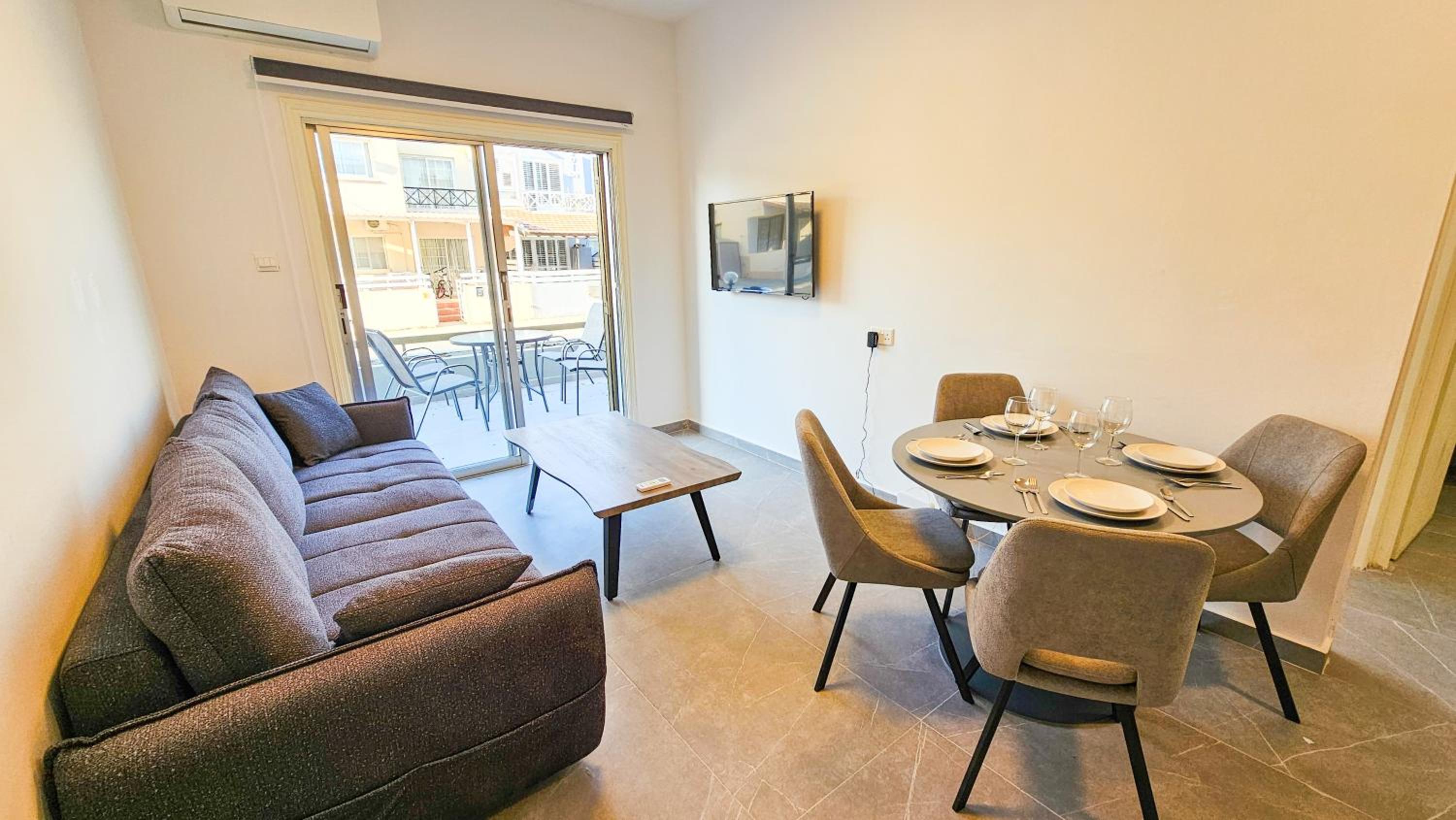 One-Bedroom Apartment with Terrace photo 2