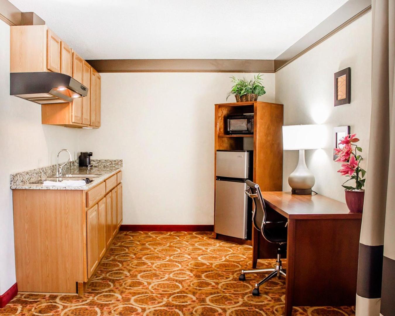 King Suite - Non-Smoking - Photo 4