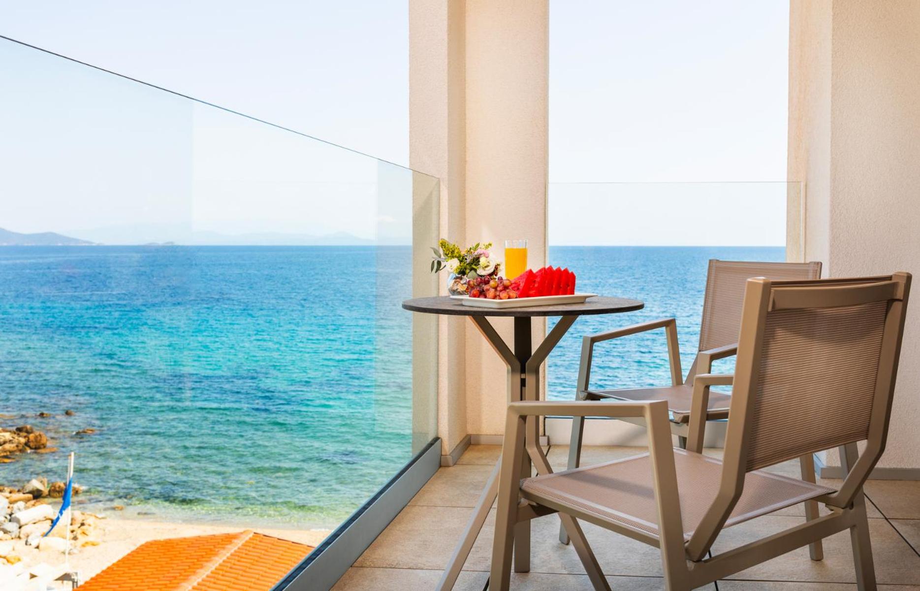 Superior Suite with Sea View - Photo 4