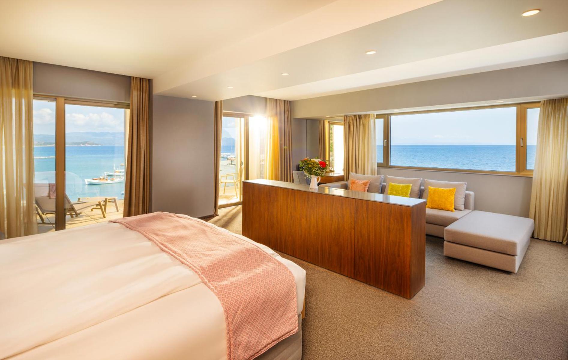 Superior Suite with Sea View - Photo 1