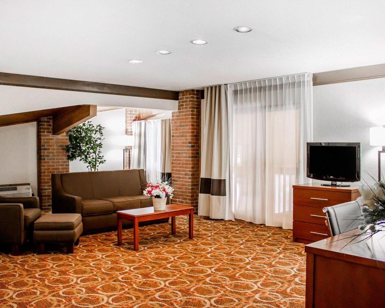 King Suite - Non-Smoking - Photo 1
