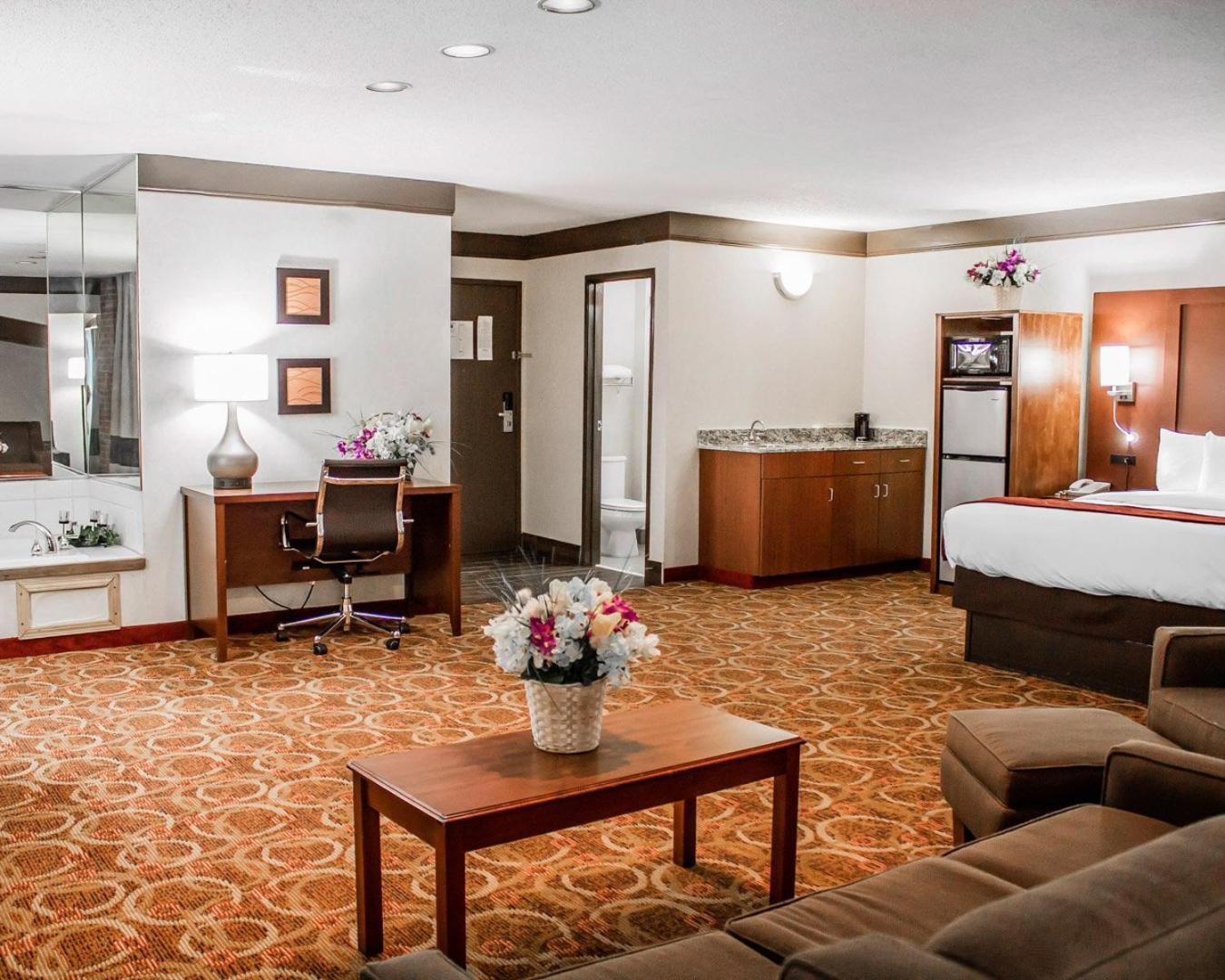 King Suite - Non-Smoking - Photo 3