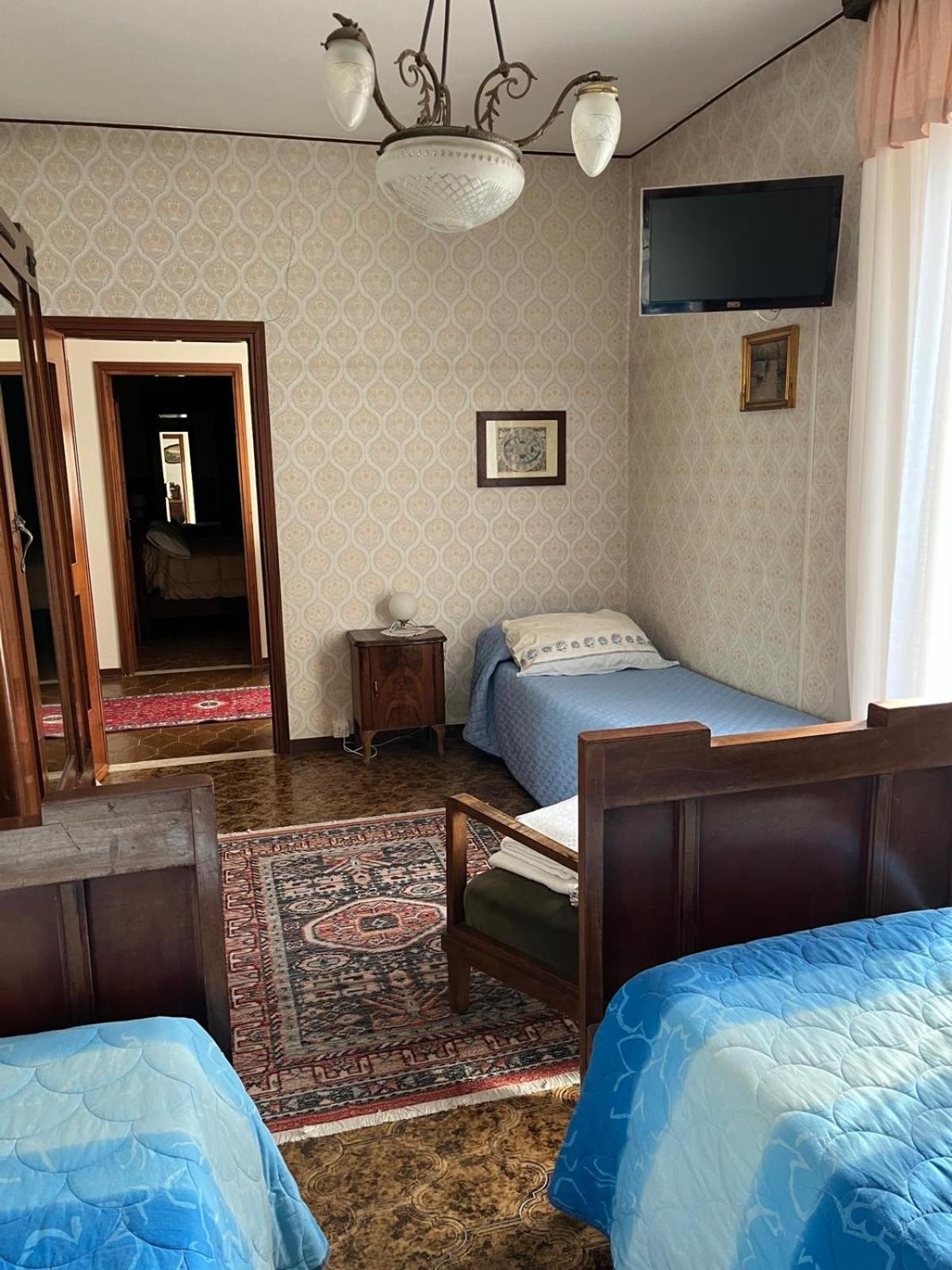 Basic Triple Room with Shared Bathroom photo 2