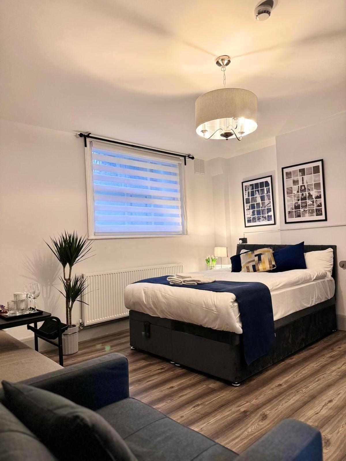 Deluxe King Suite photo 1