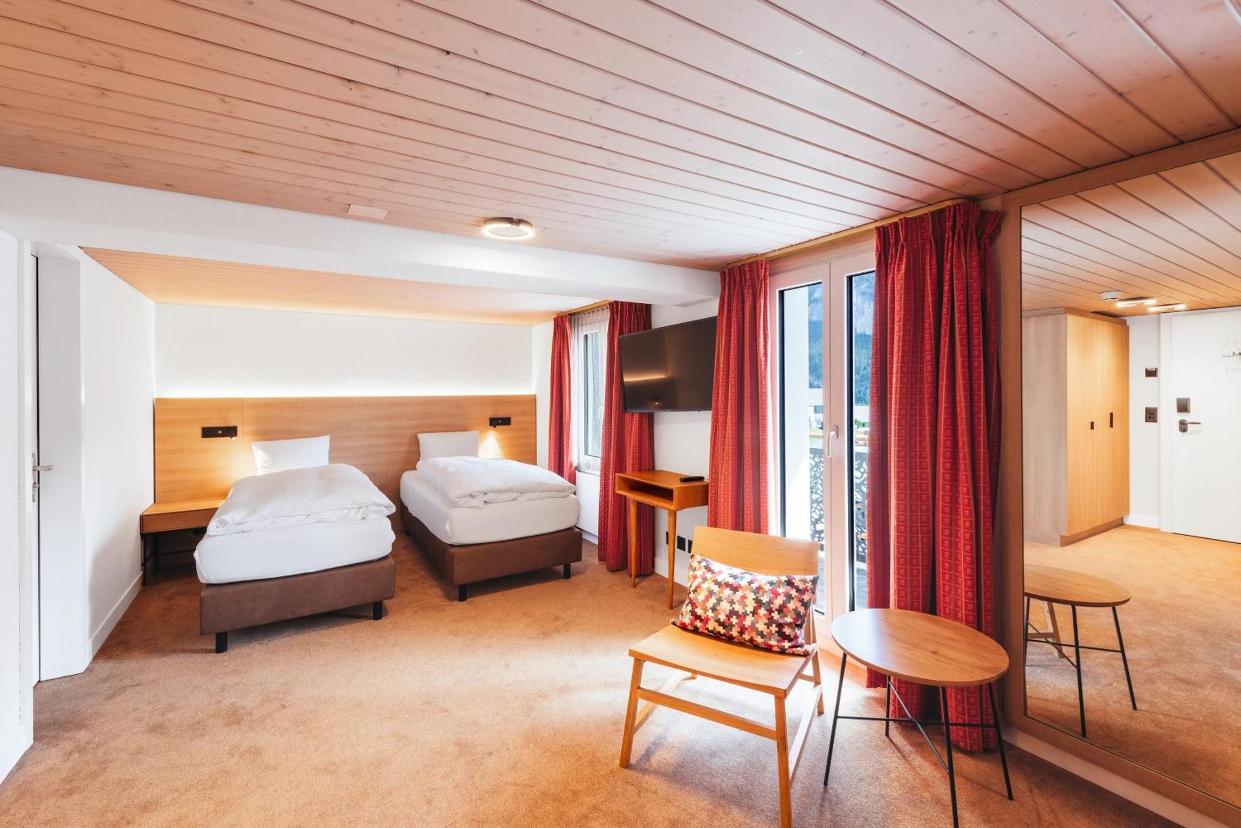Deluxe Double Room Eiger View with balcony - Photo 10