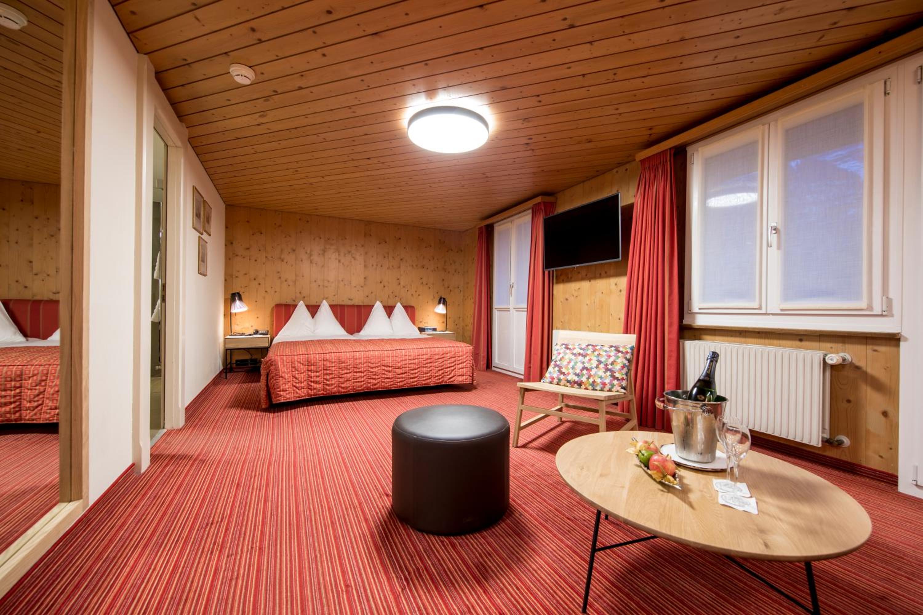 Deluxe Double Room Eiger View with balcony - Photo 1