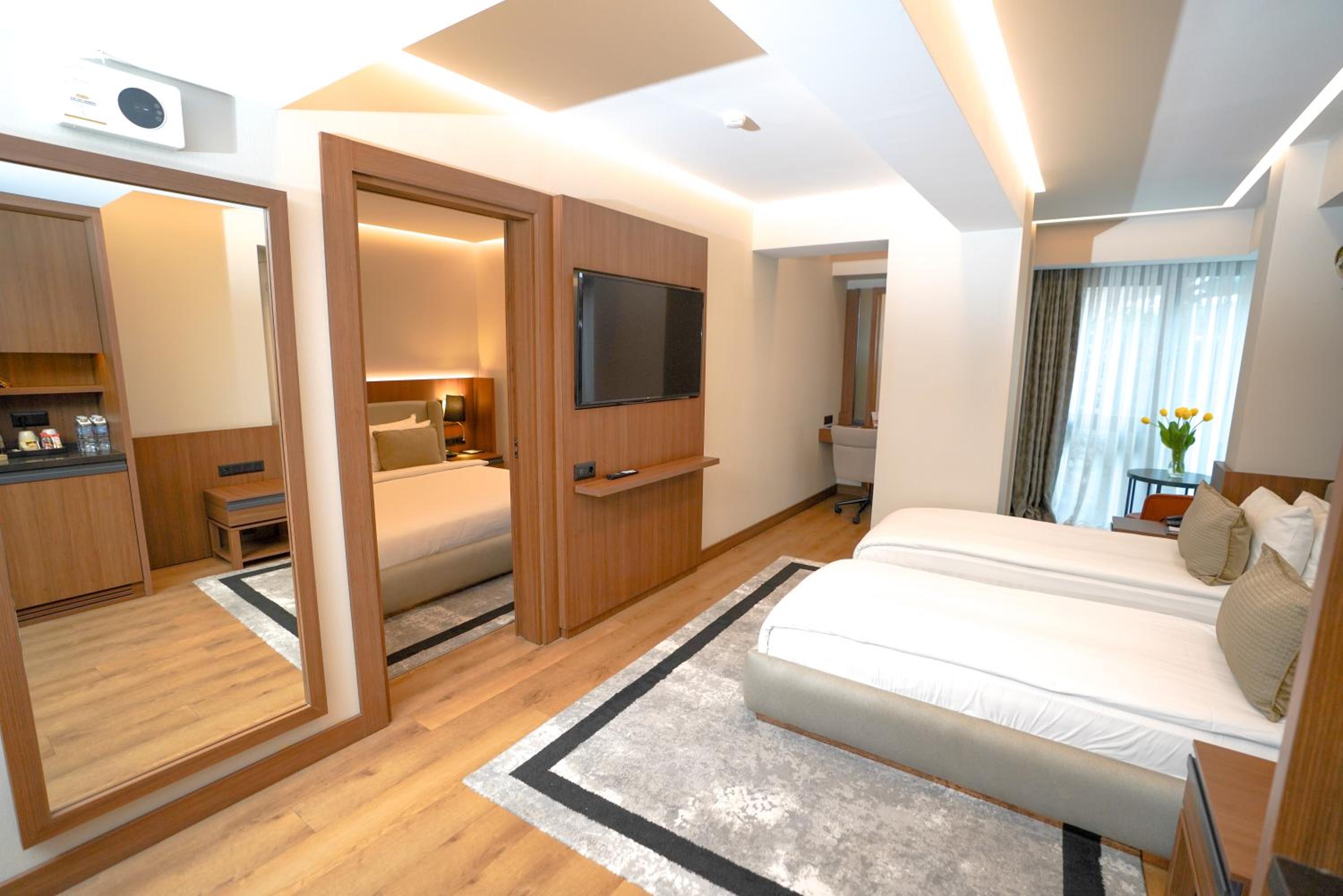 Family Room with Shared Bathroom photo 2