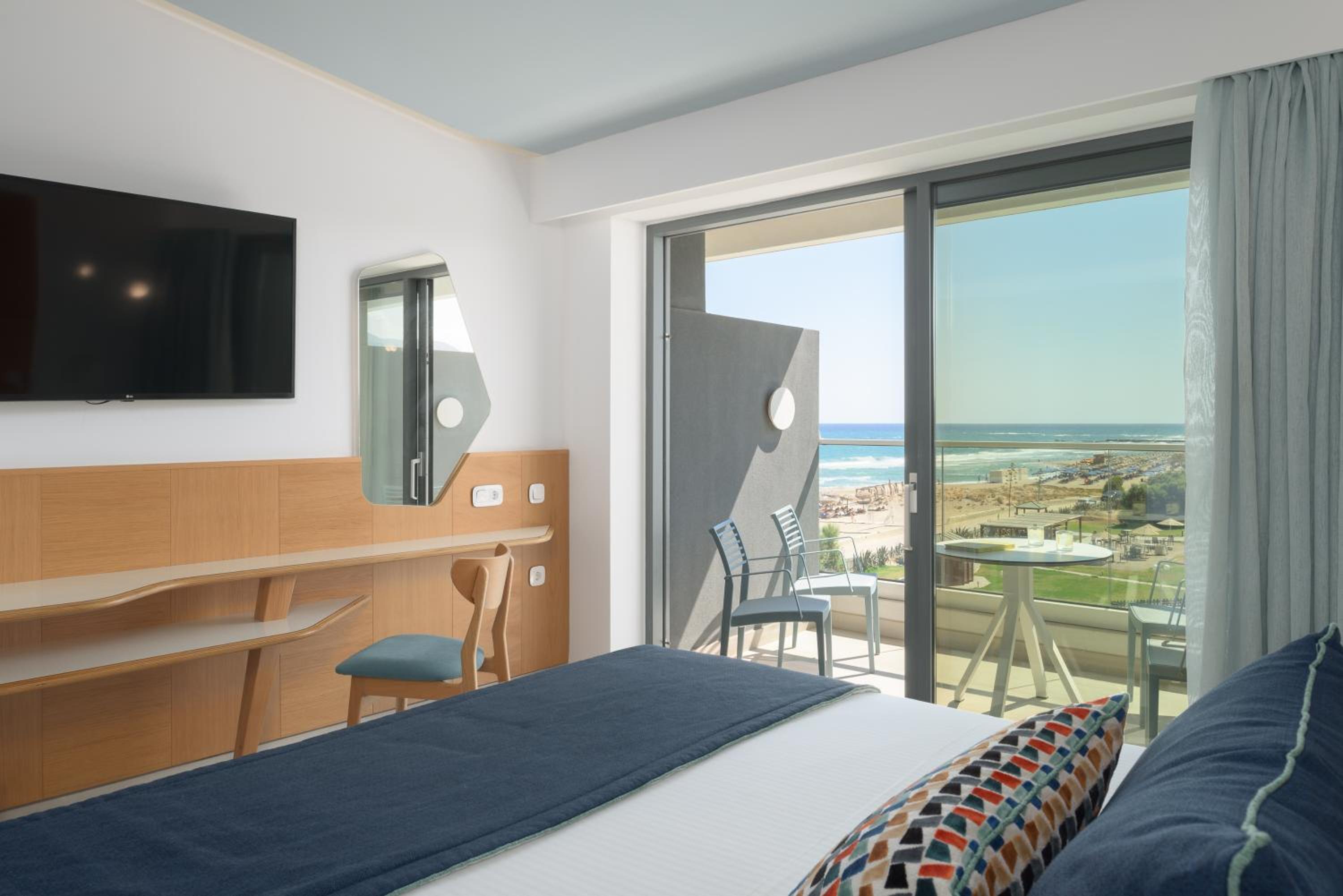 Superior Exclusive Pool or Sea View - Photo 1