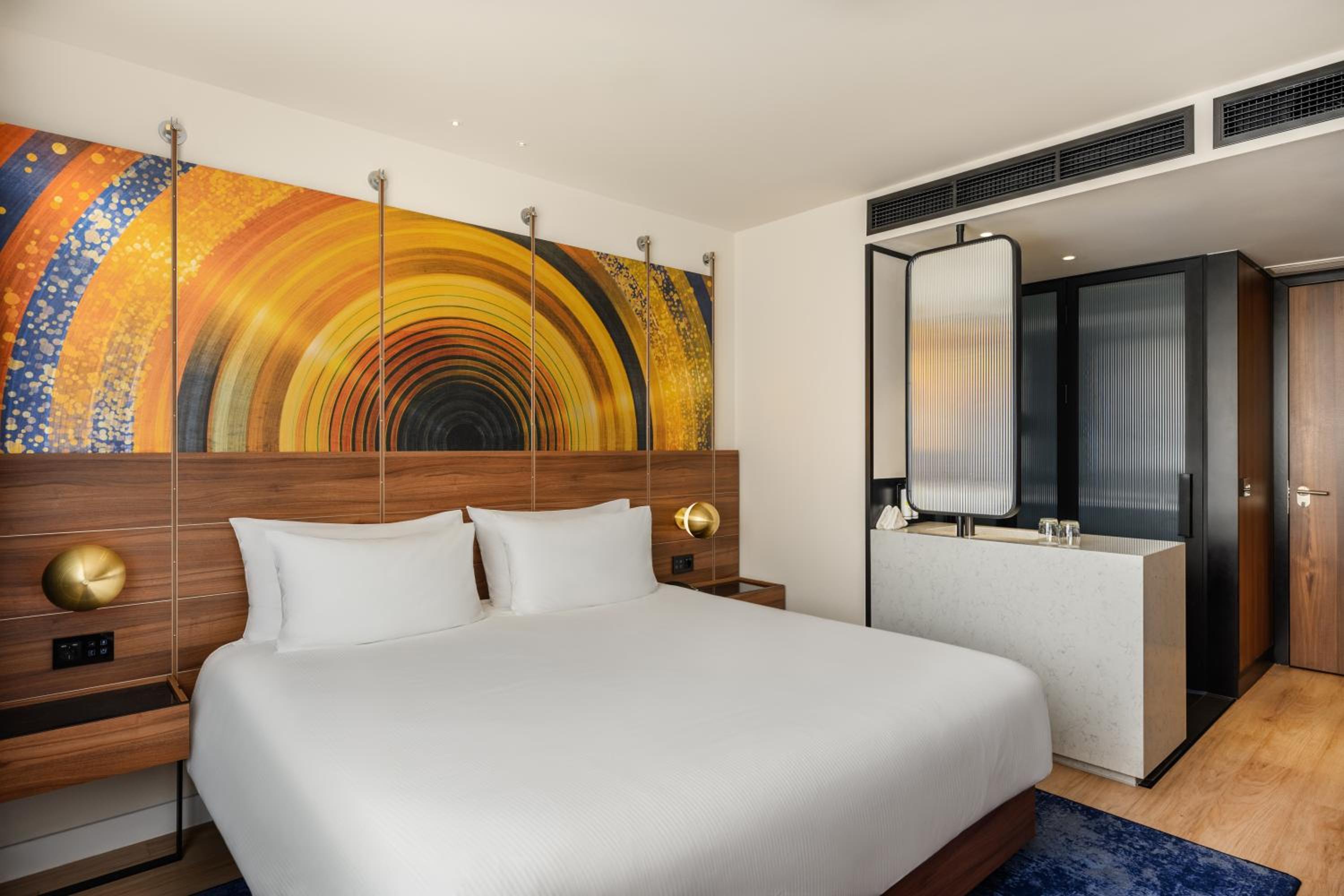 Deluxe Room thumbnail 6
