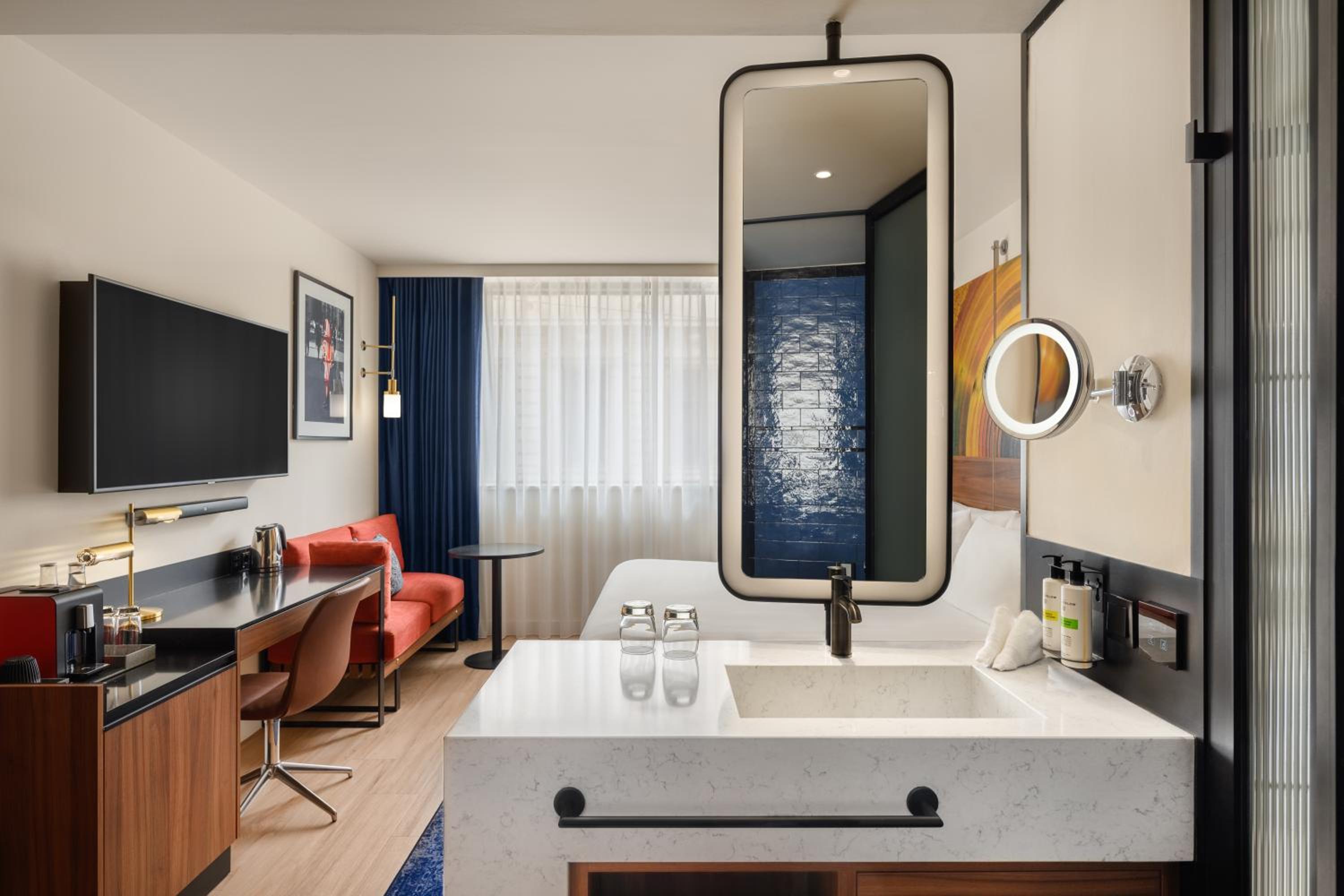 Deluxe Room - Photo 9