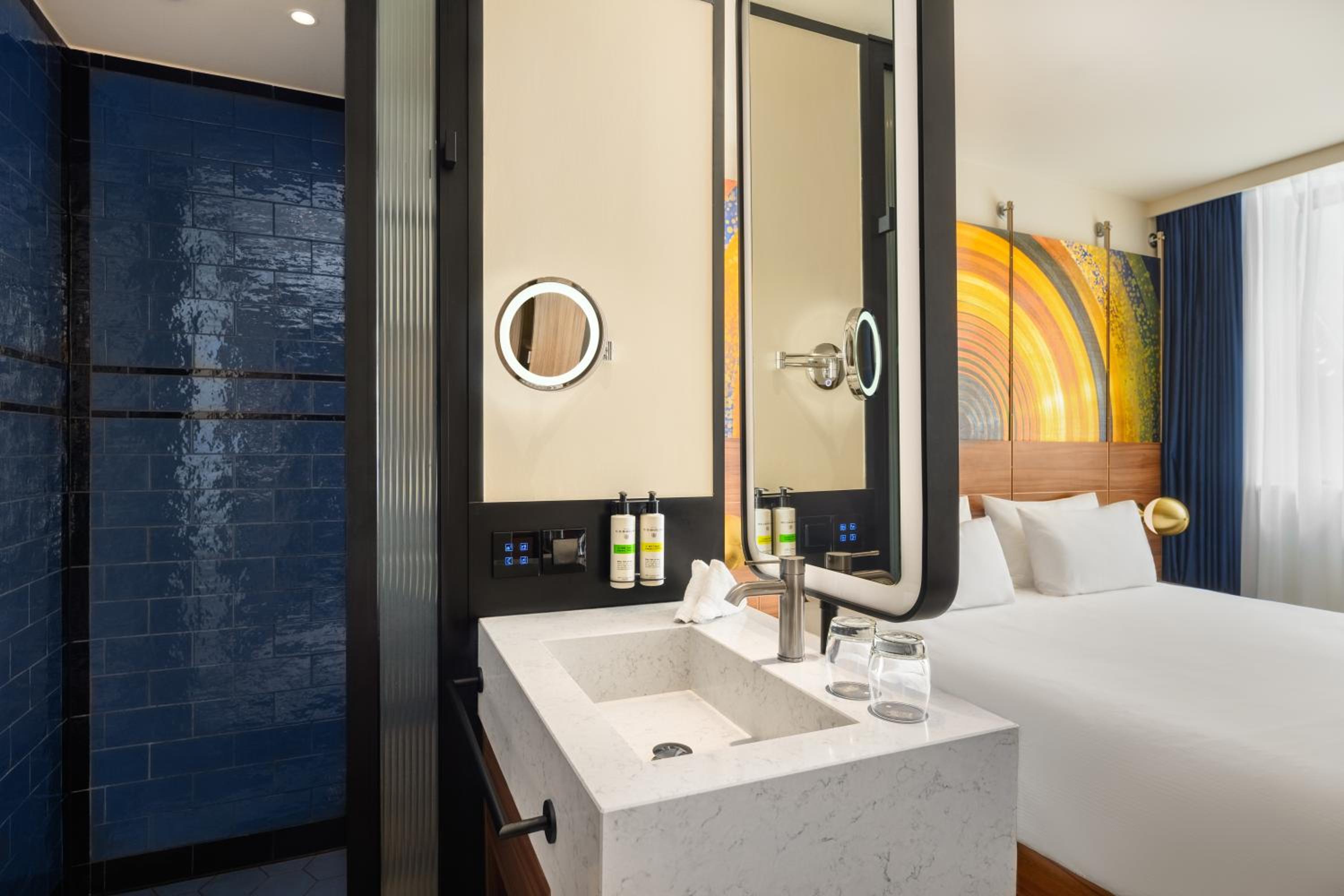 Deluxe Room - Photo 10