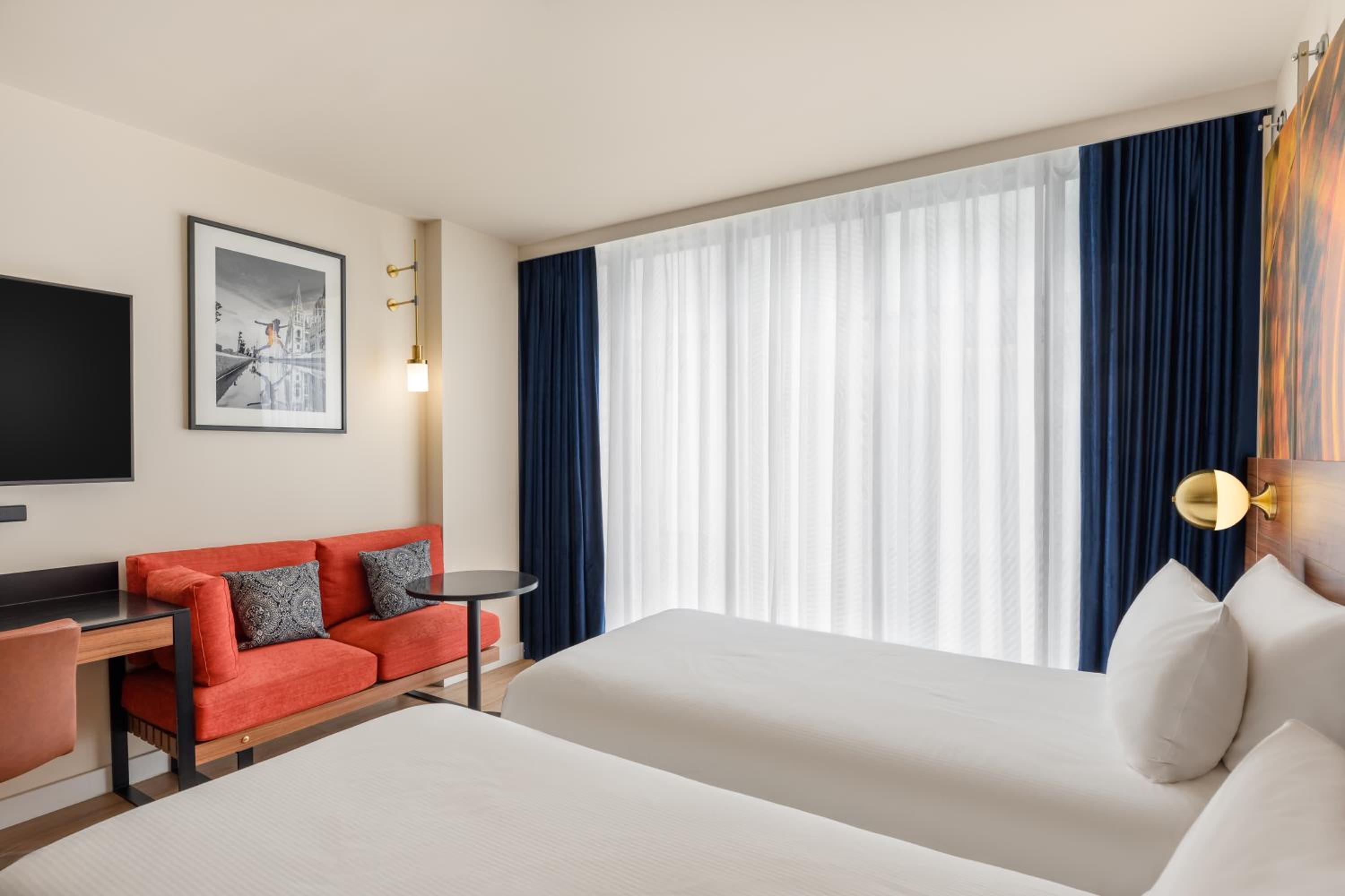 Deluxe Twin Room thumbnail 5