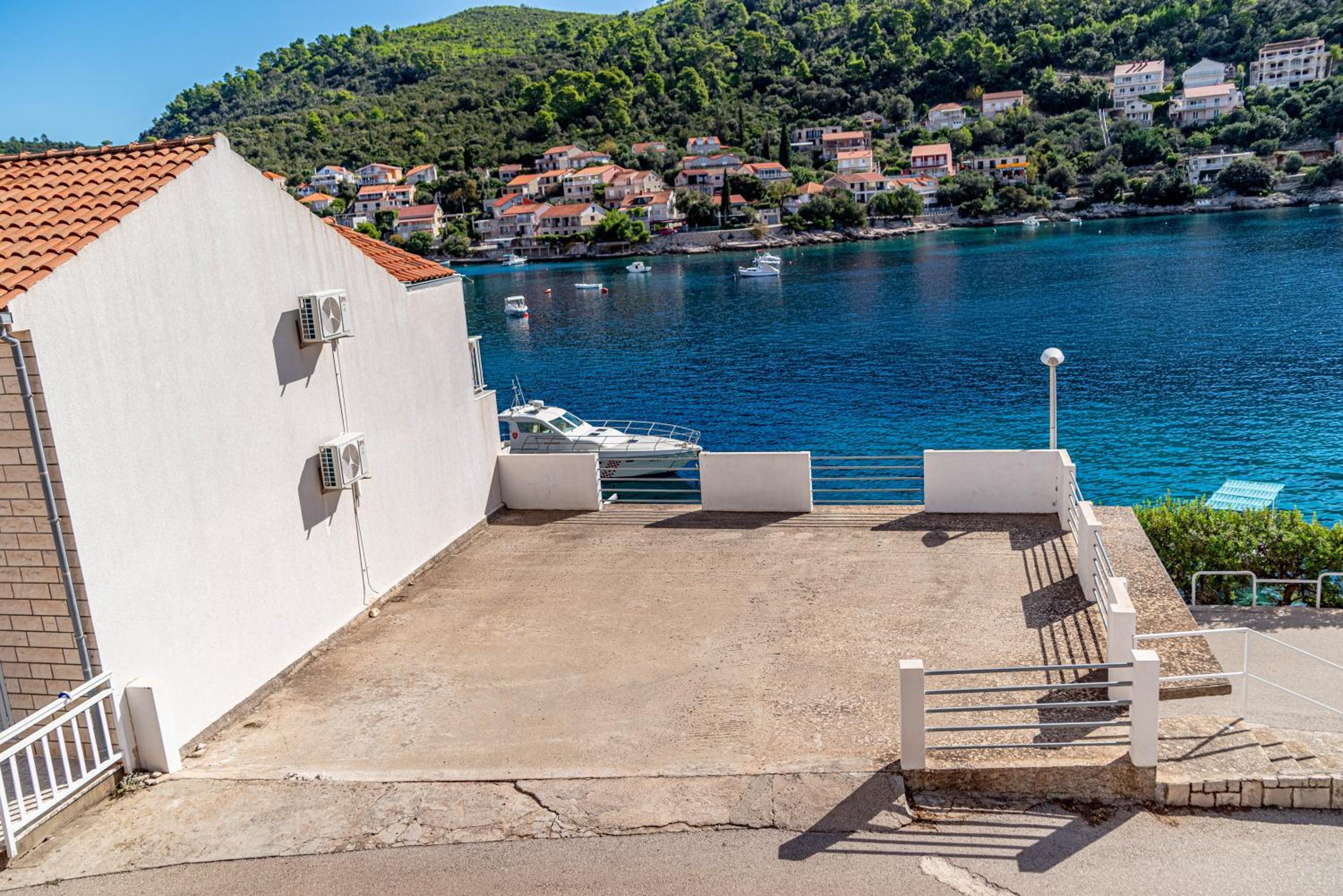 Four-Bedroom Apartment with Terrace and Sea View photo 3