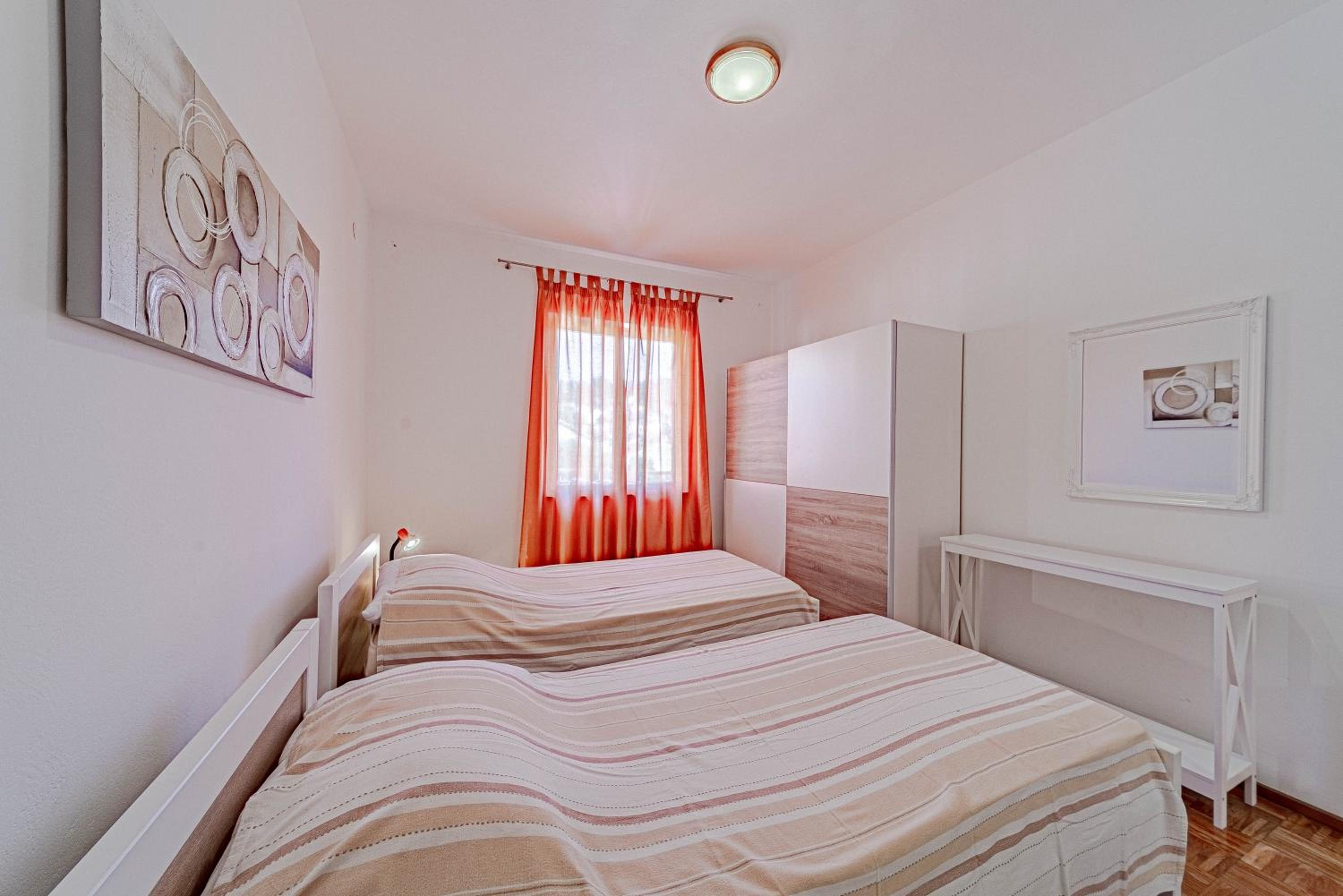 Four-Bedroom Apartment with Terrace and Sea View photo 1