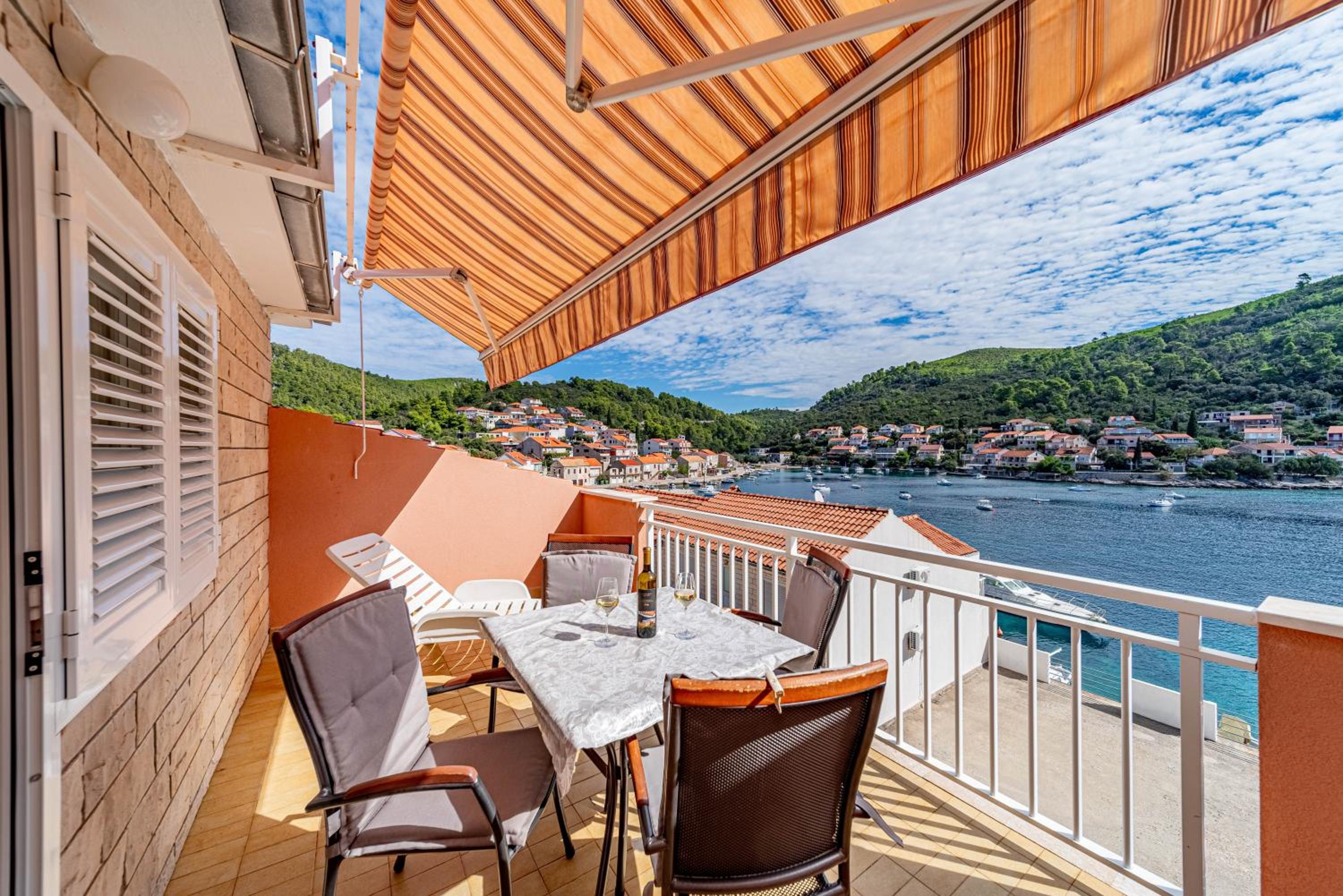 One-Bedroom Apartment with Balcony and Sea View photo 3