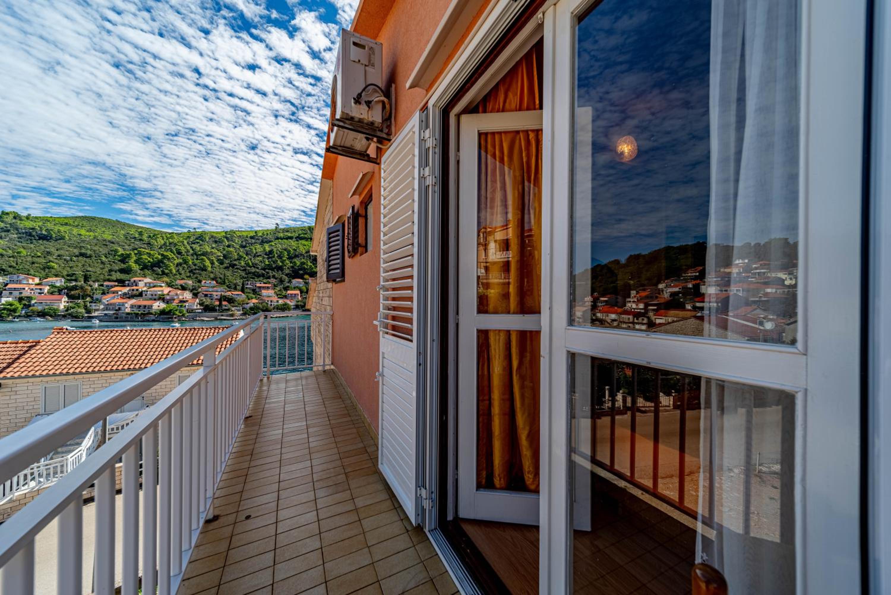 One-Bedroom Apartment with Balcony and Sea View photo 2