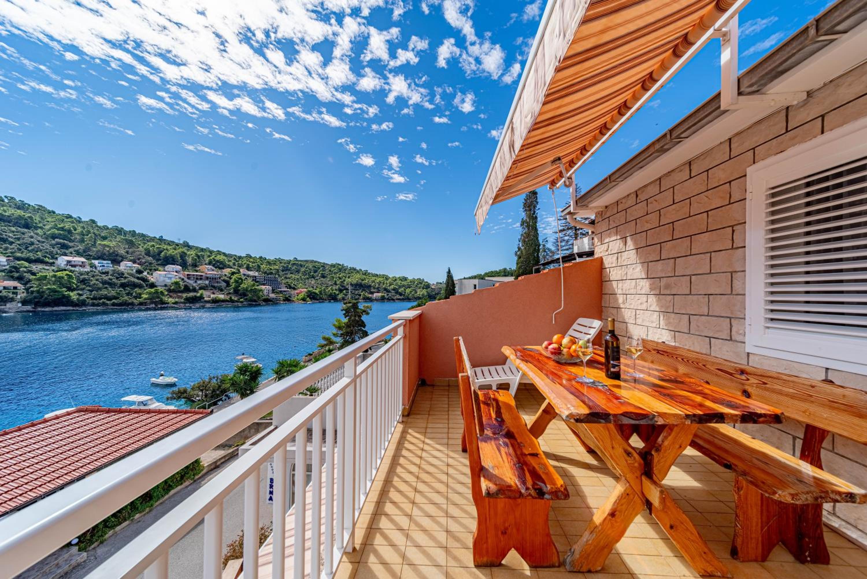 Two-Bedroom Apartment with Balcony and Sea View photo 2