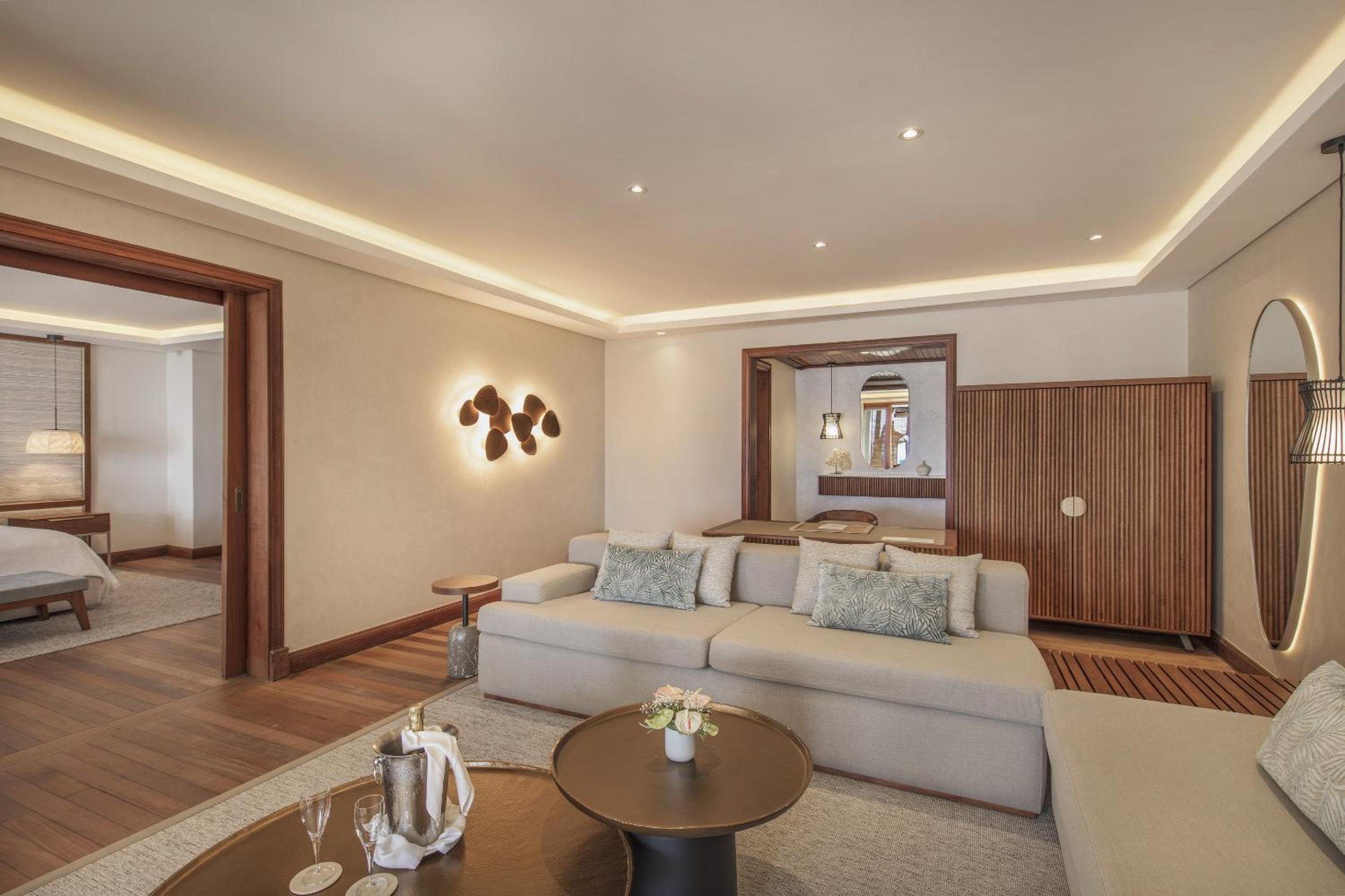Senior Suite Beachfront Family (2 Adults + 1 Child)
