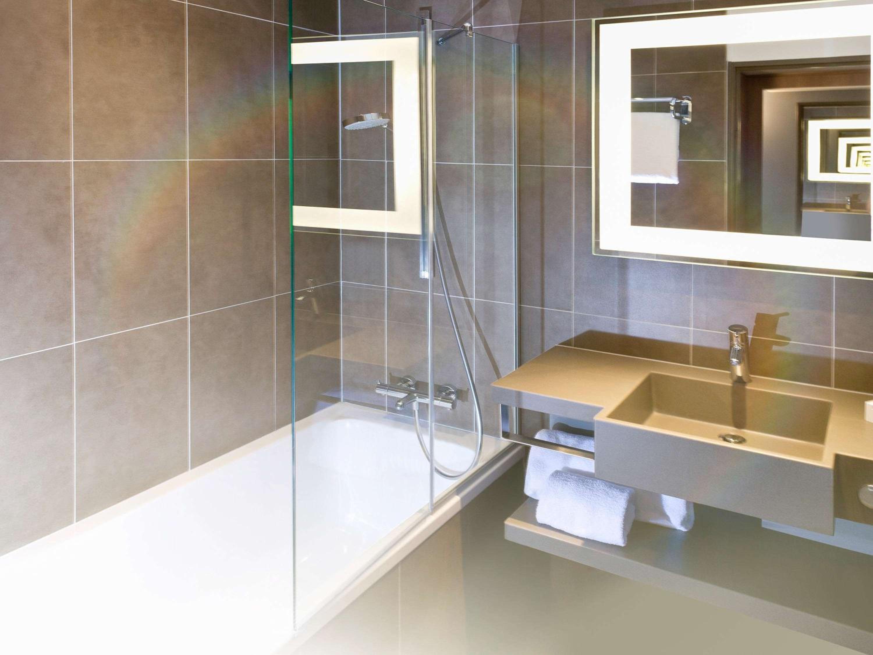 Standard Queen Room thumbnail 6
