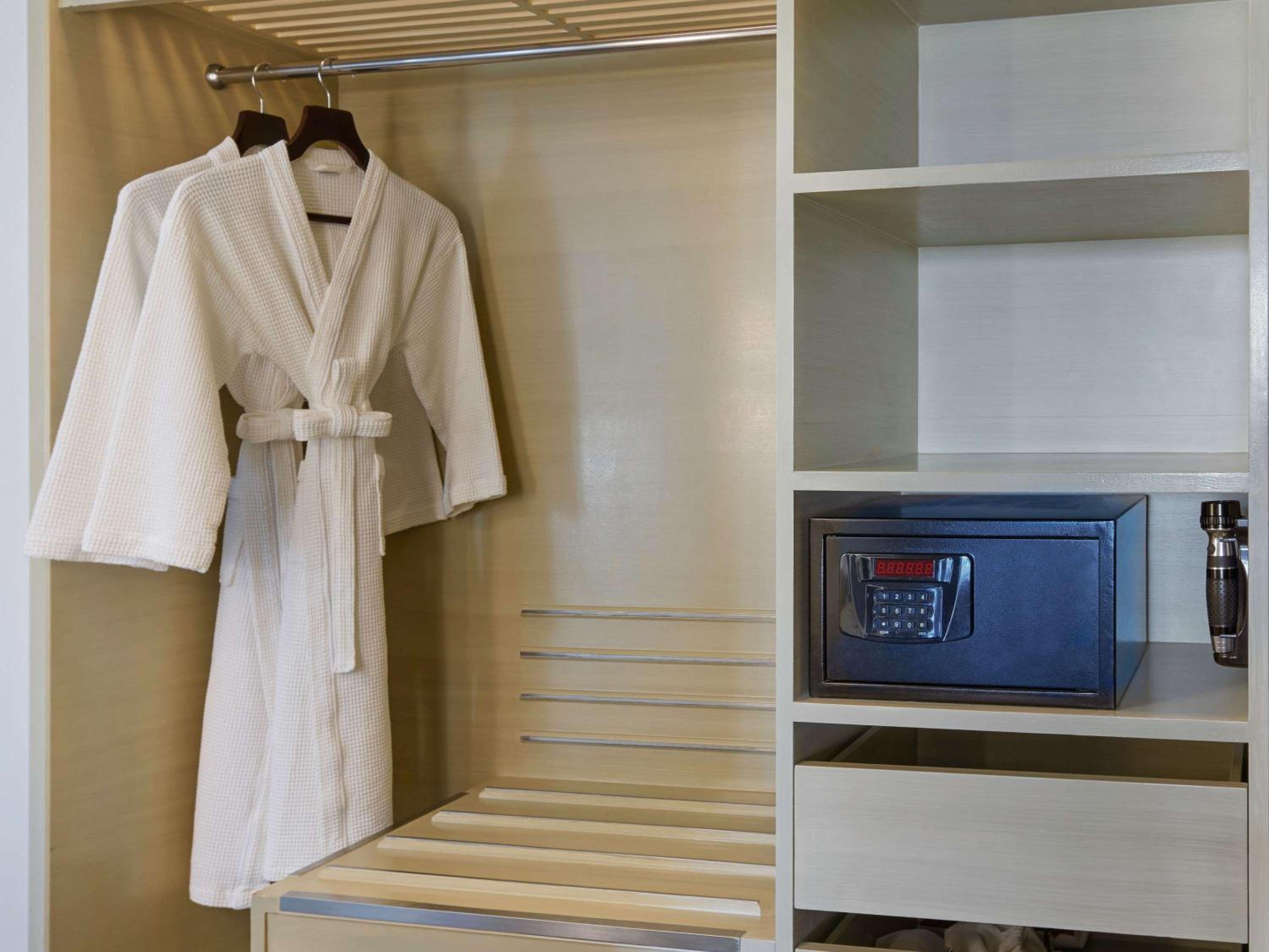Junior Suite Family with King Bed and Bunk Bed - Photo 4