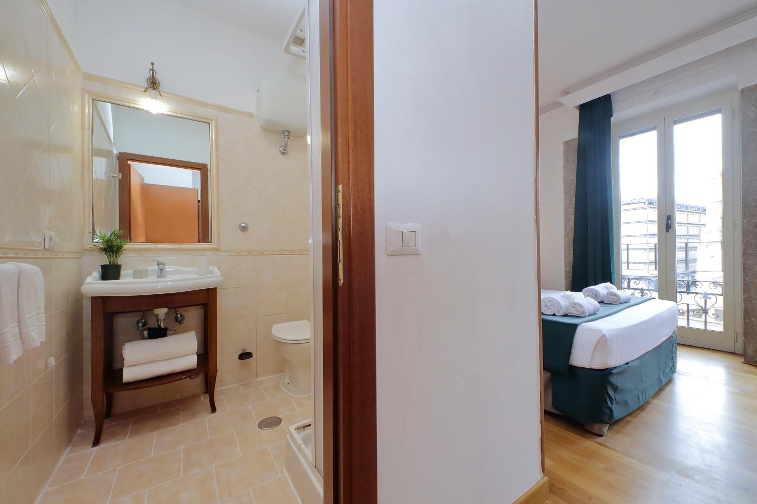 Deluxe King Room photo 2