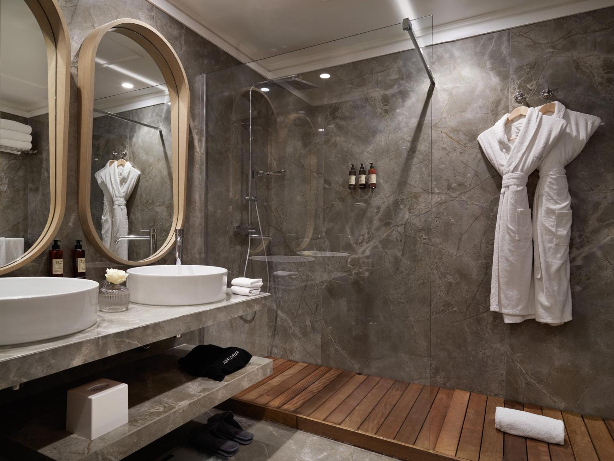 Executive Suite - Photo 2
