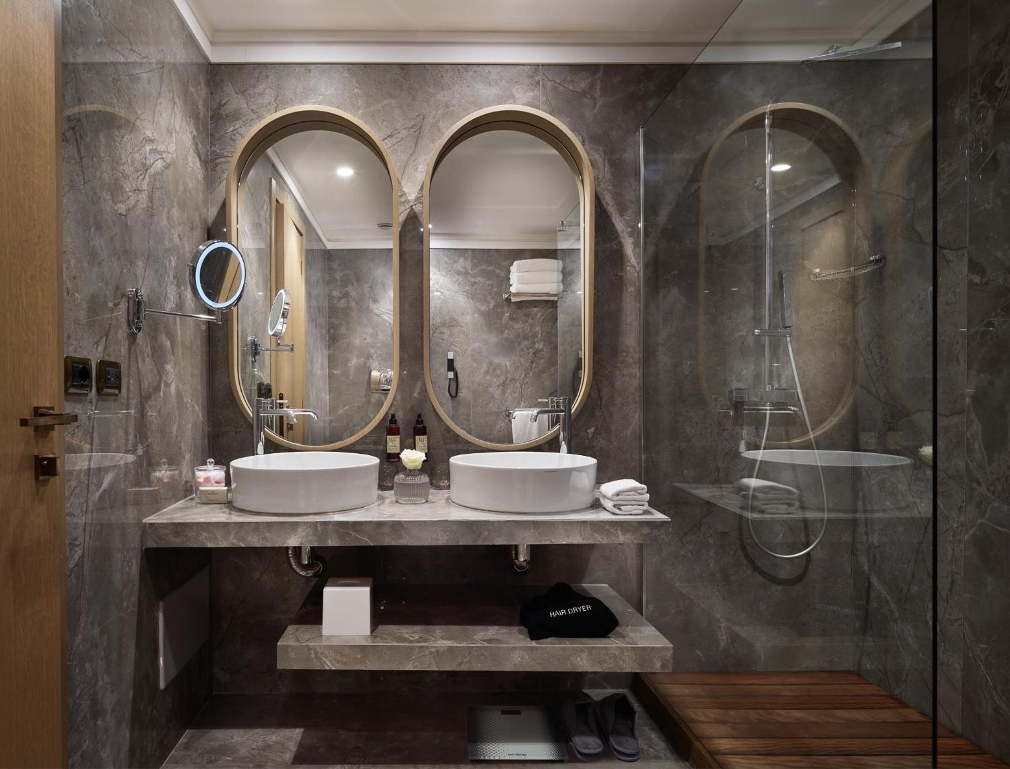 Executive Suite - Photo 4