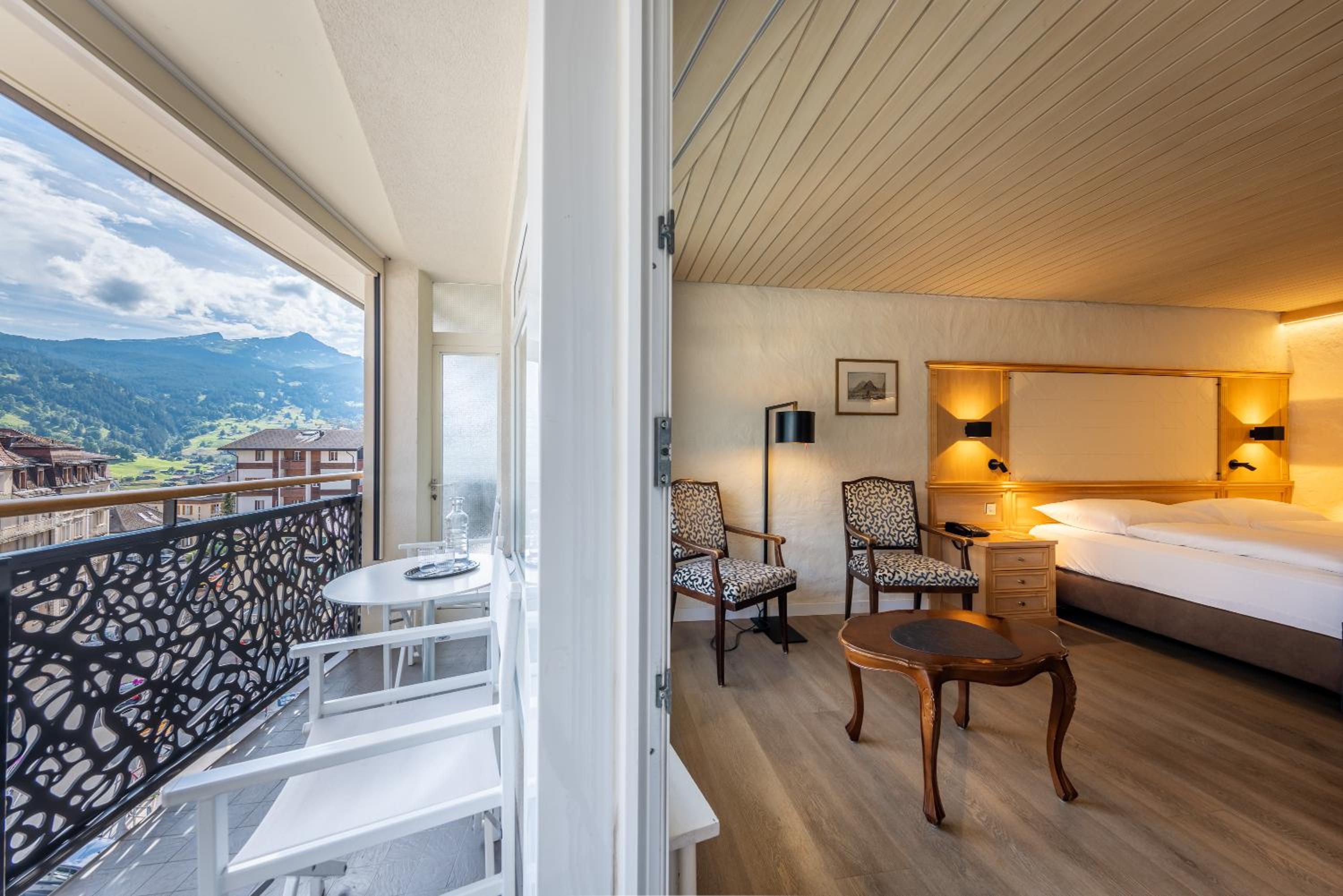 Superior Double Room Eiger View with balcony - Photo 3