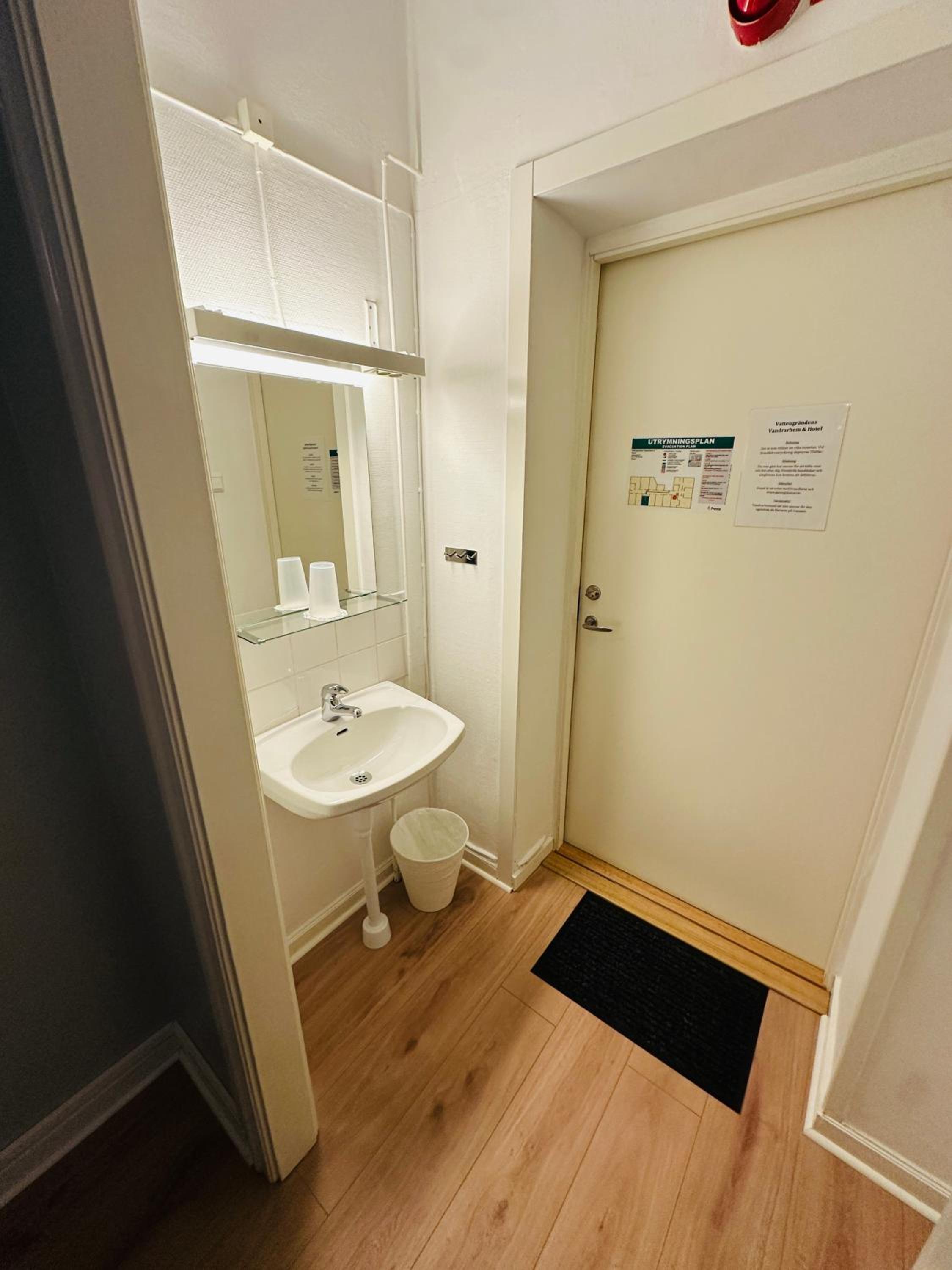 Single Room with Shared Bathroom photo 3