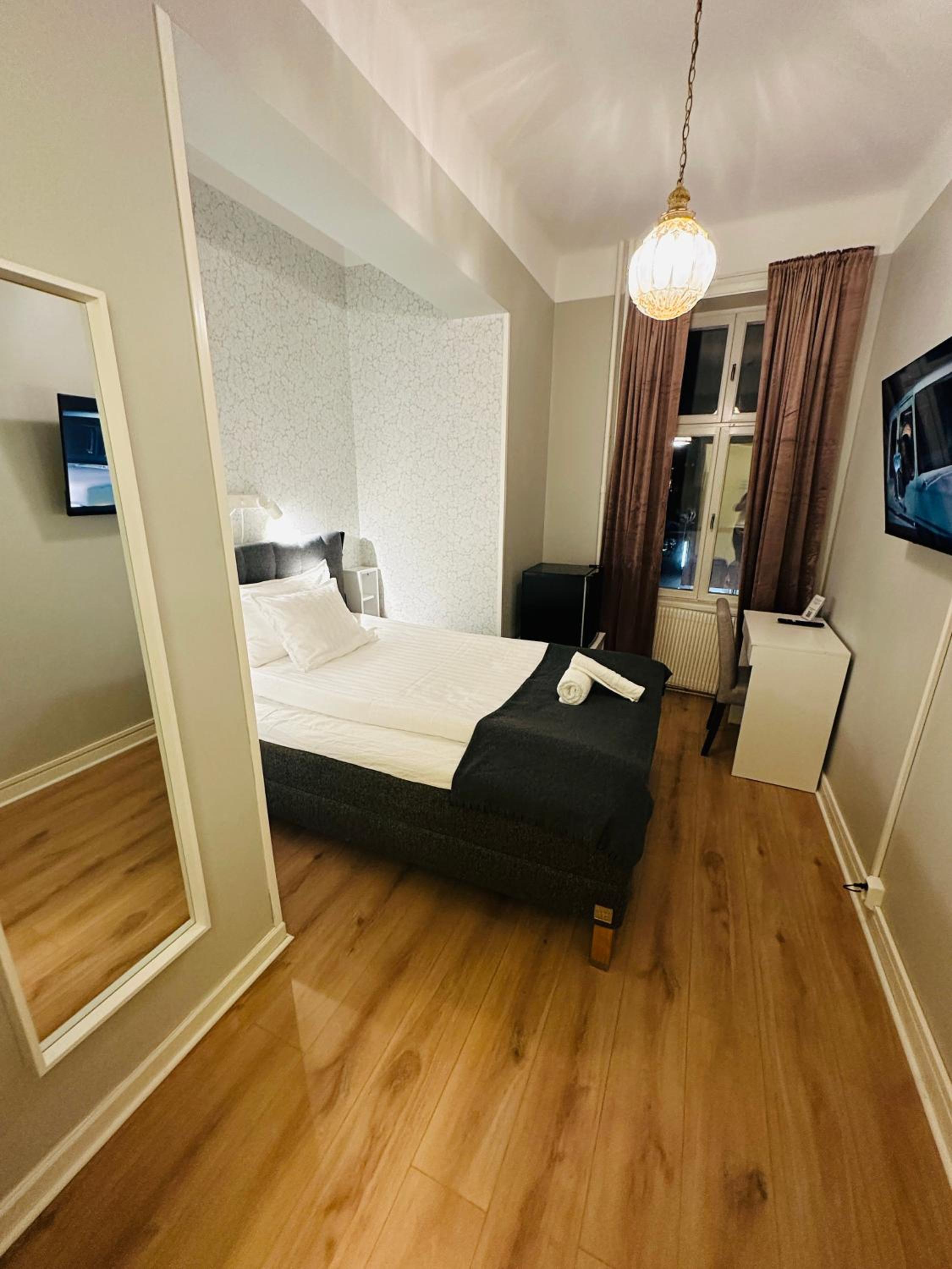 Single Room with Shared Bathroom photo 1