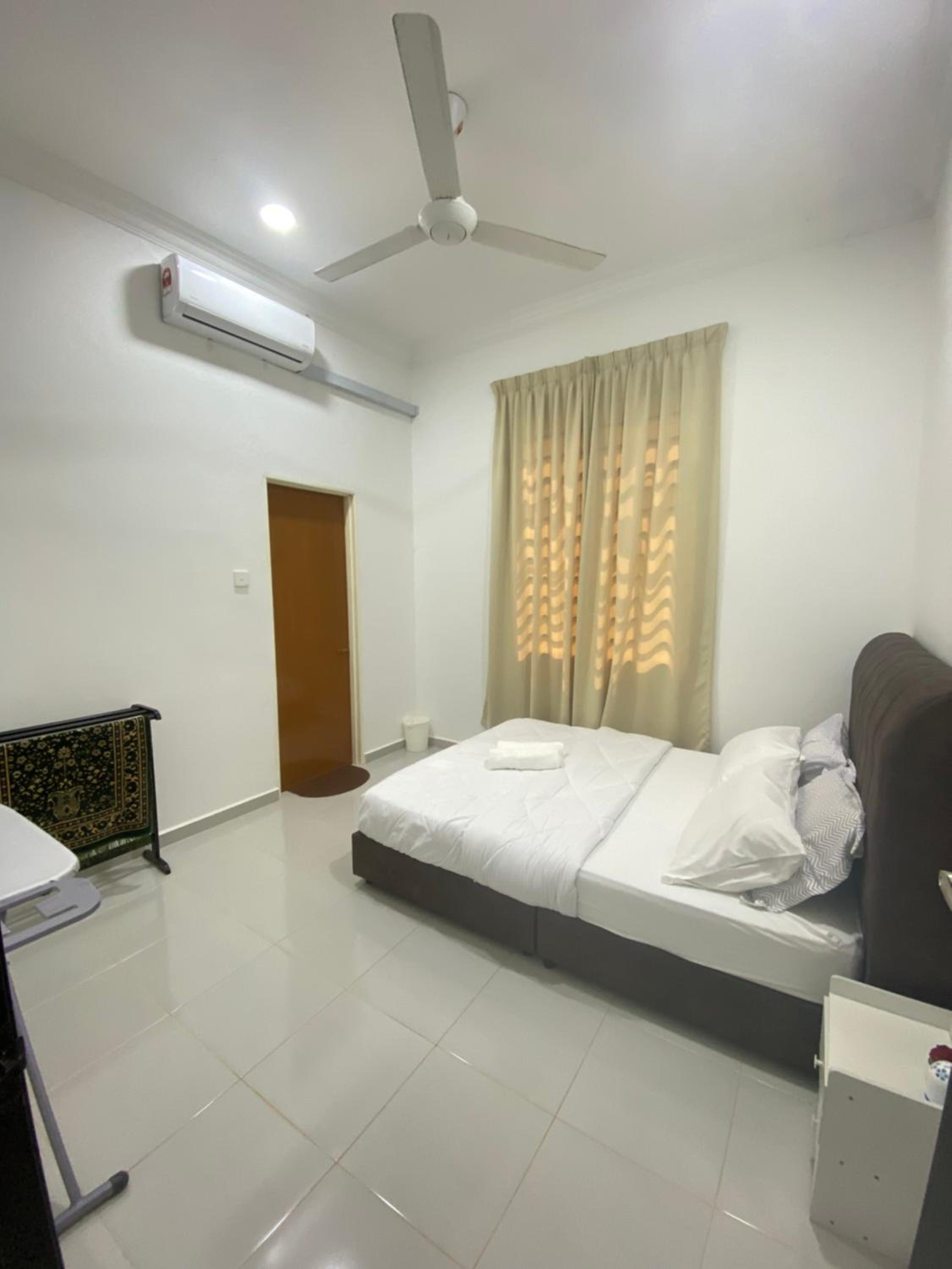Three-Bedroom House photo 2
