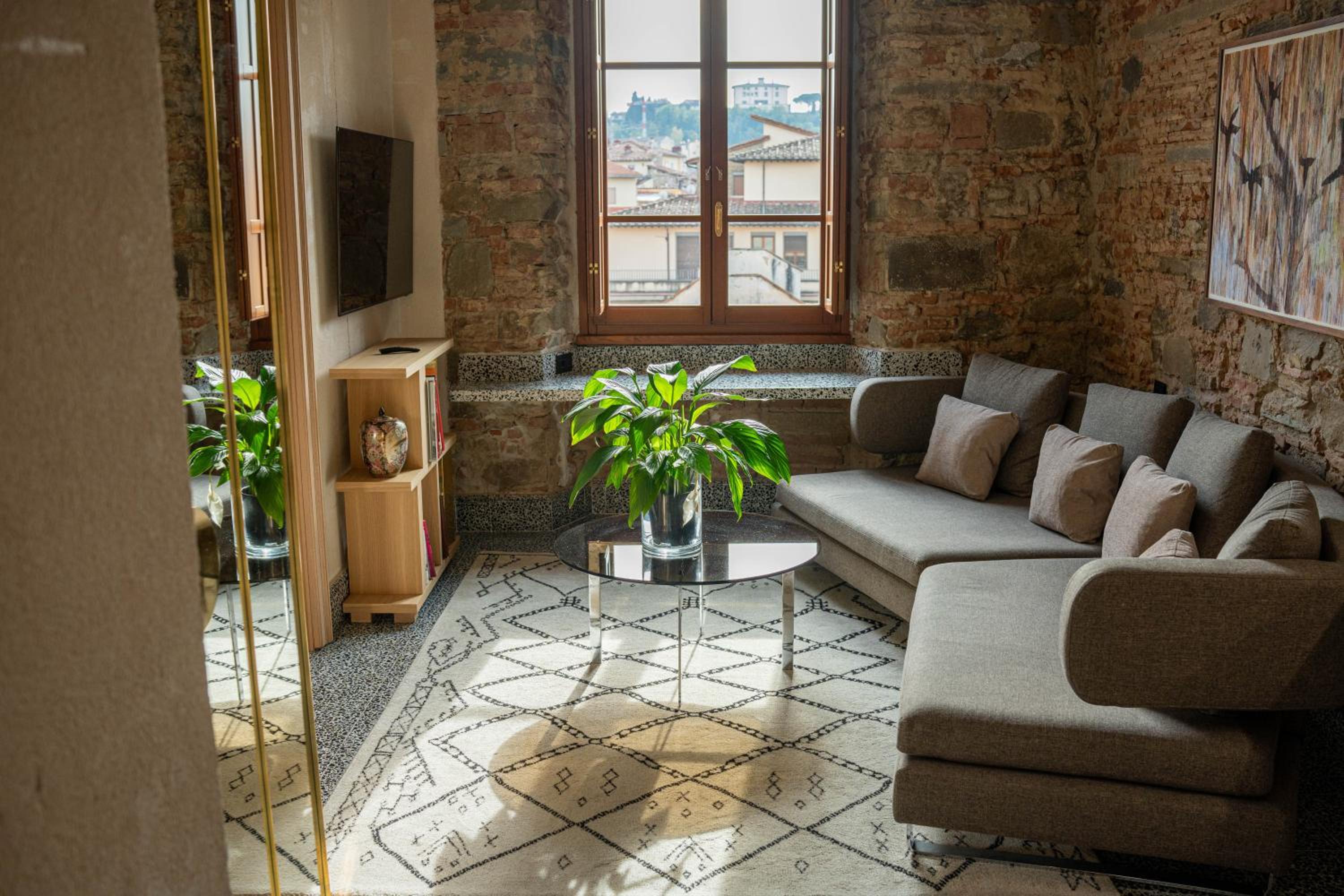 Executive Suite - Photo 2