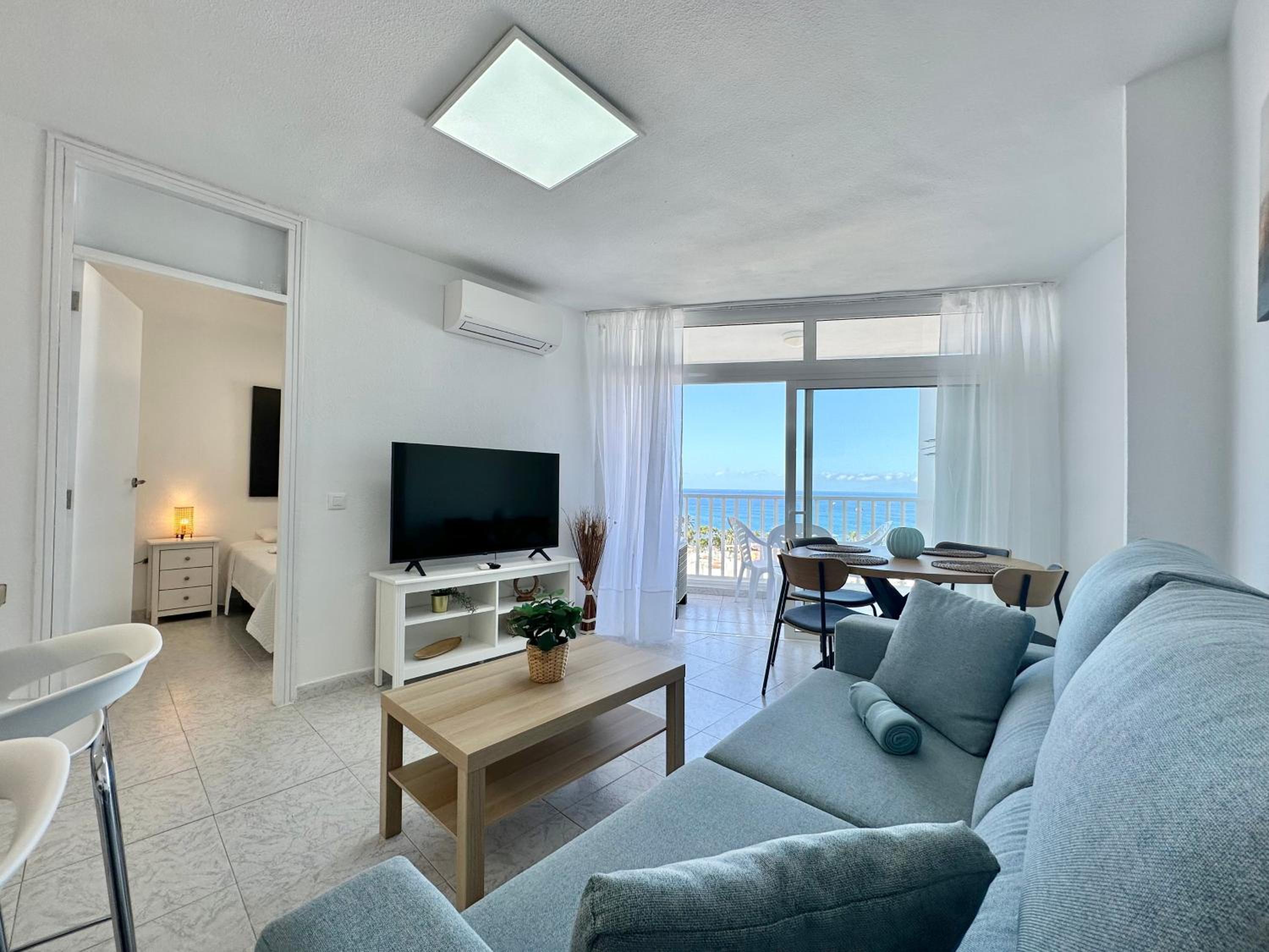 Apartamento de una habitación con balcón y vista al mar