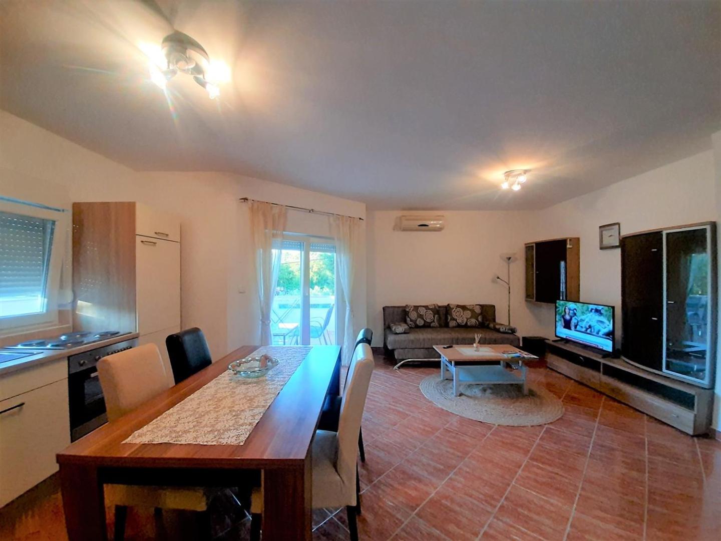 Apartment photo 2