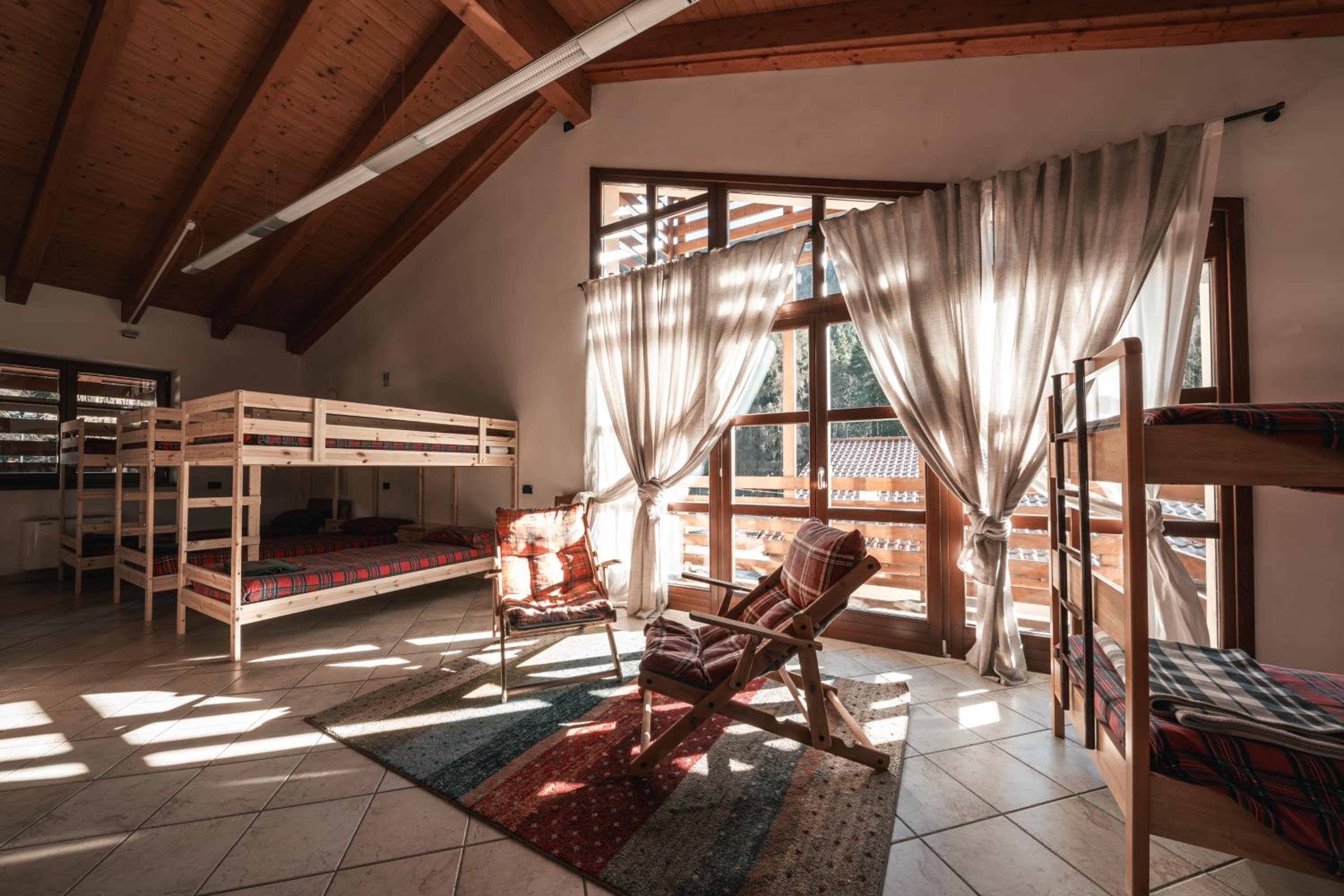 10-Bed Mixed Dormitory Room photo 2