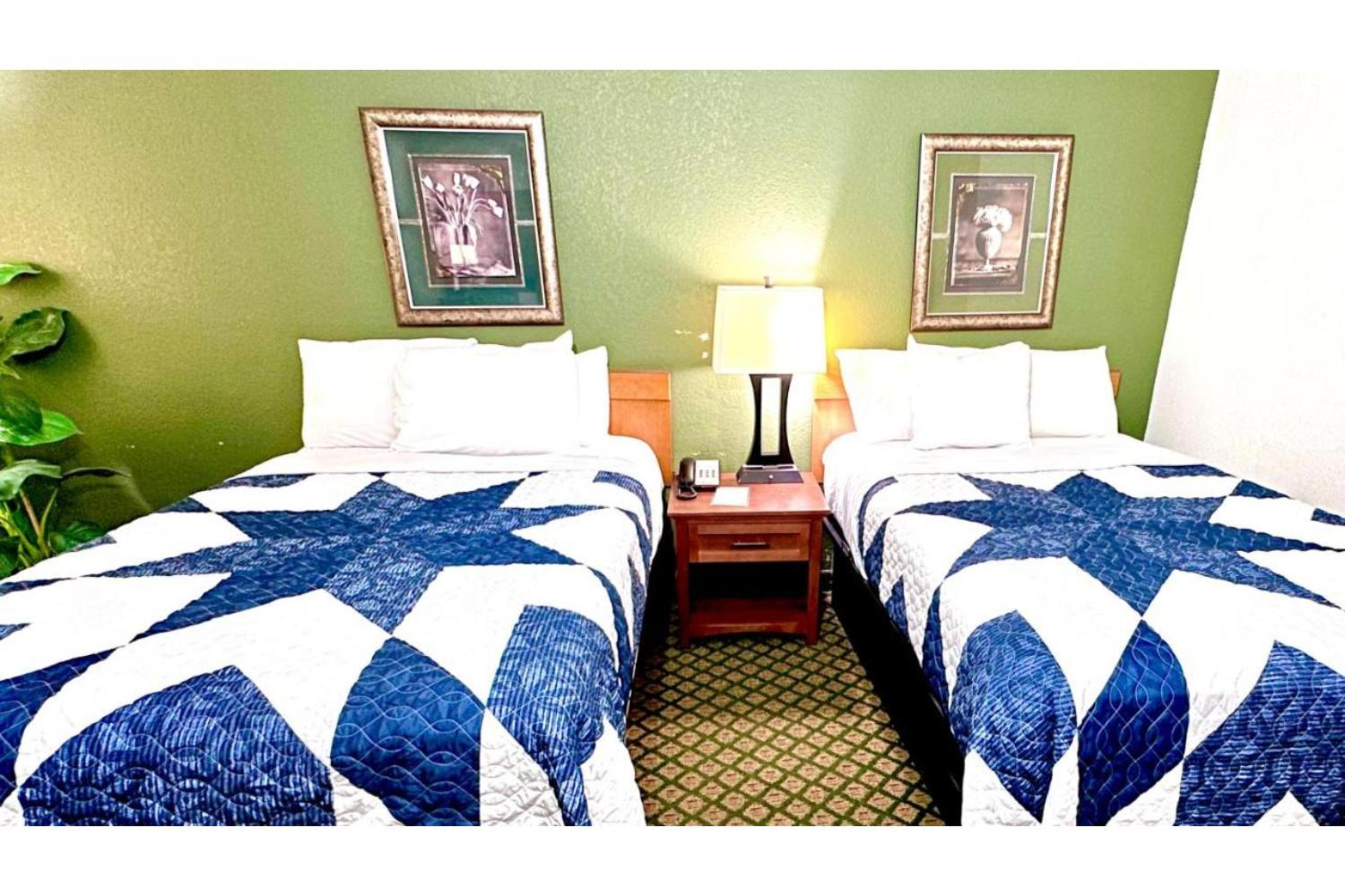 2 Queen Bed Smoking