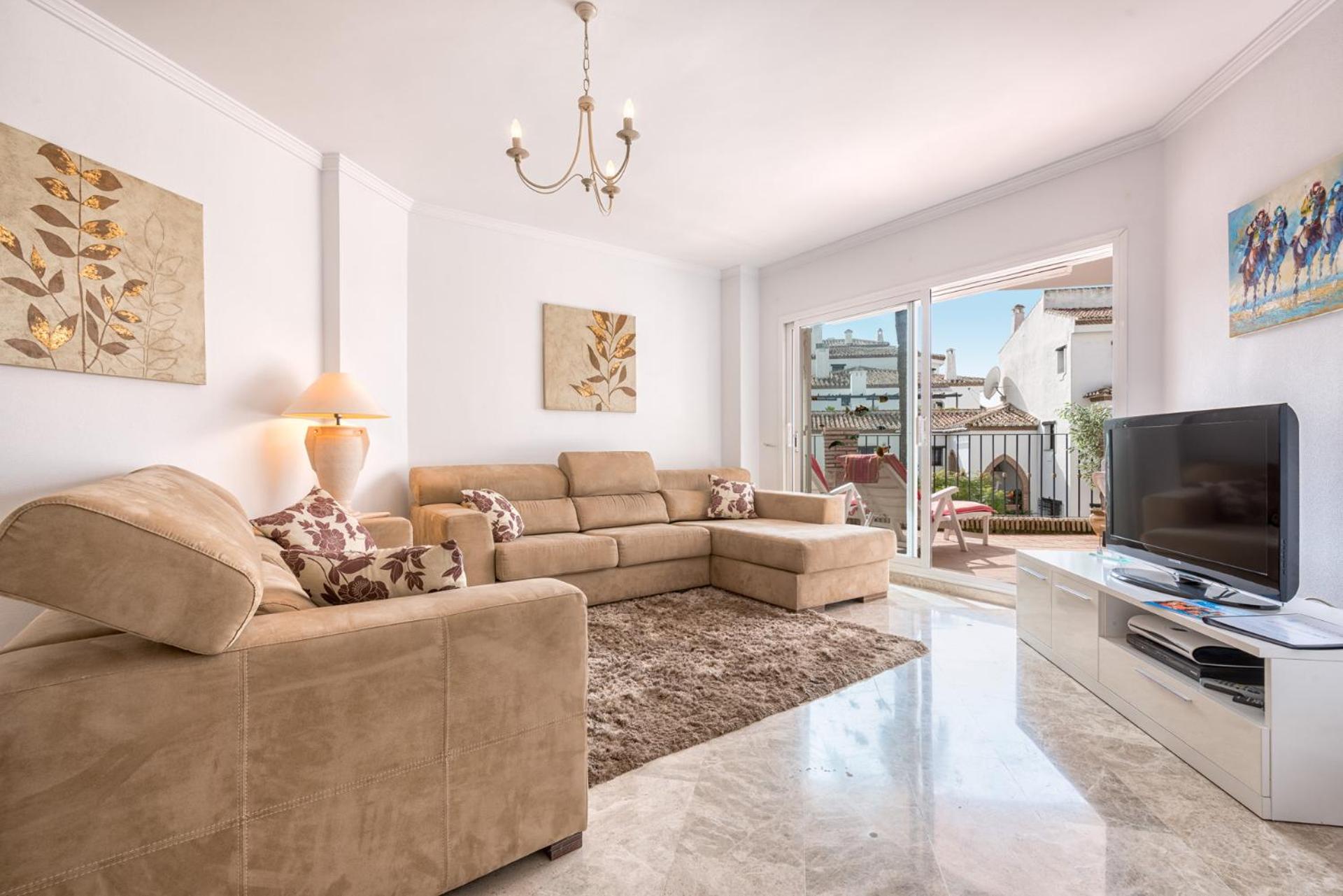 Apartamento de Dos Dormitorios con Vista a la Piscina
