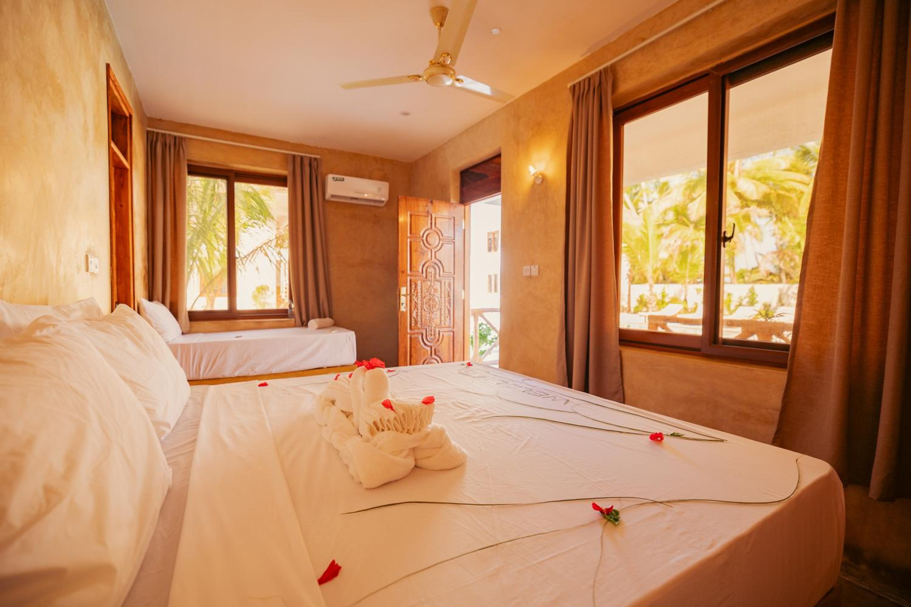Triple Room with Pool View - Photo 7