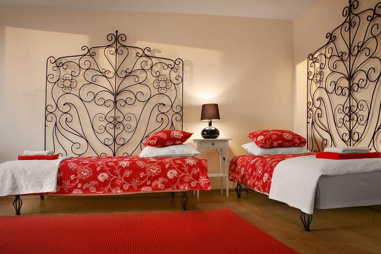Deluxe One Bedroom Apartment -Twin Beds photo 3