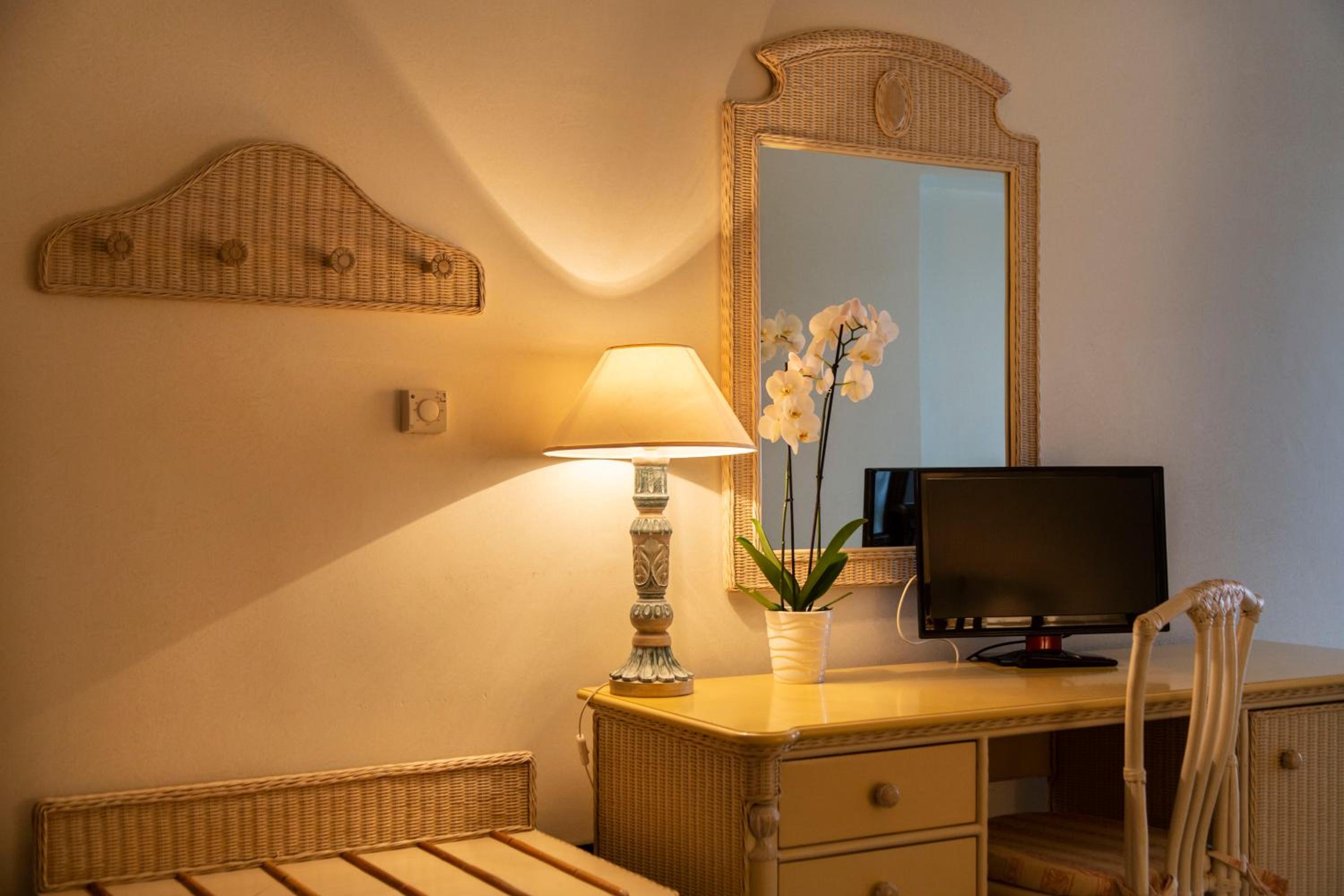 Standard Double or Twin Room with Sea View photo 3