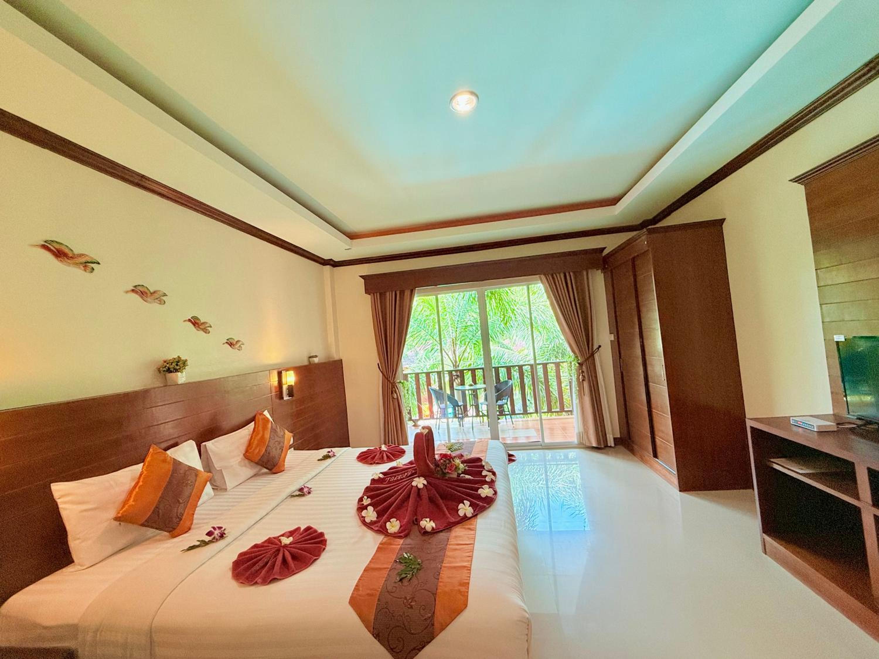 Deluxe Pool View Room 