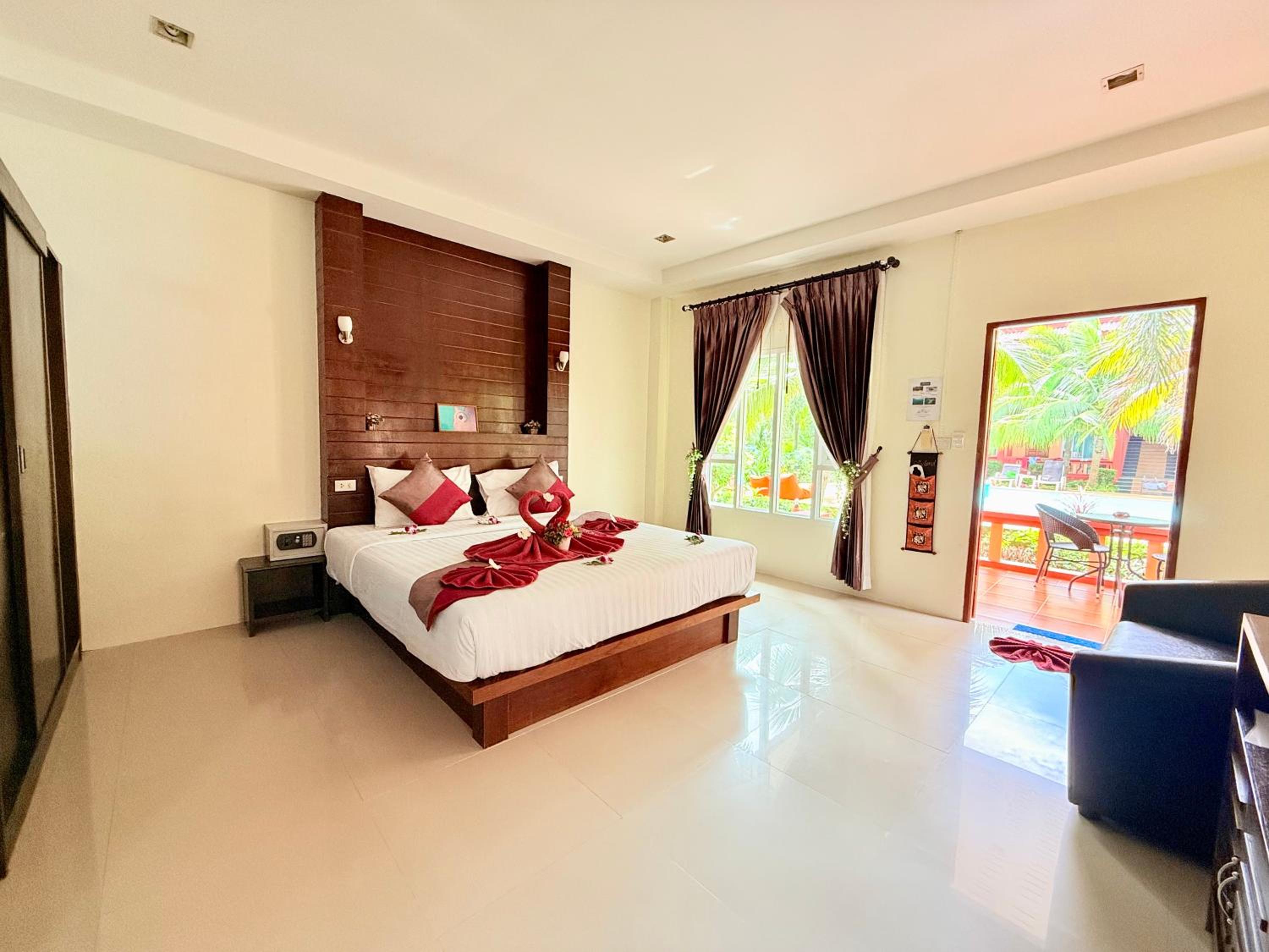 Deluxe Double Bungalow with Garden View 
