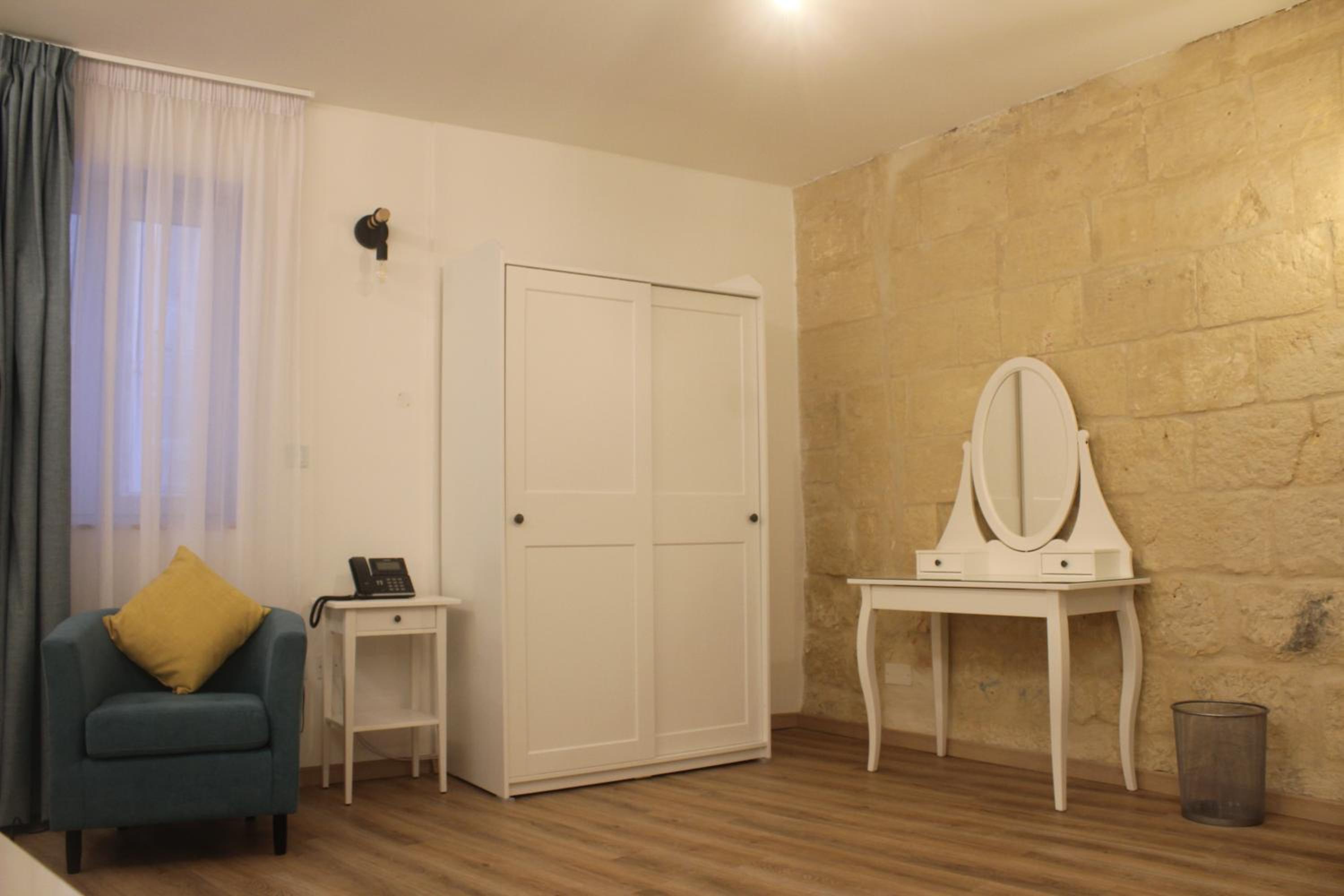 Deluxe King Room photo 1