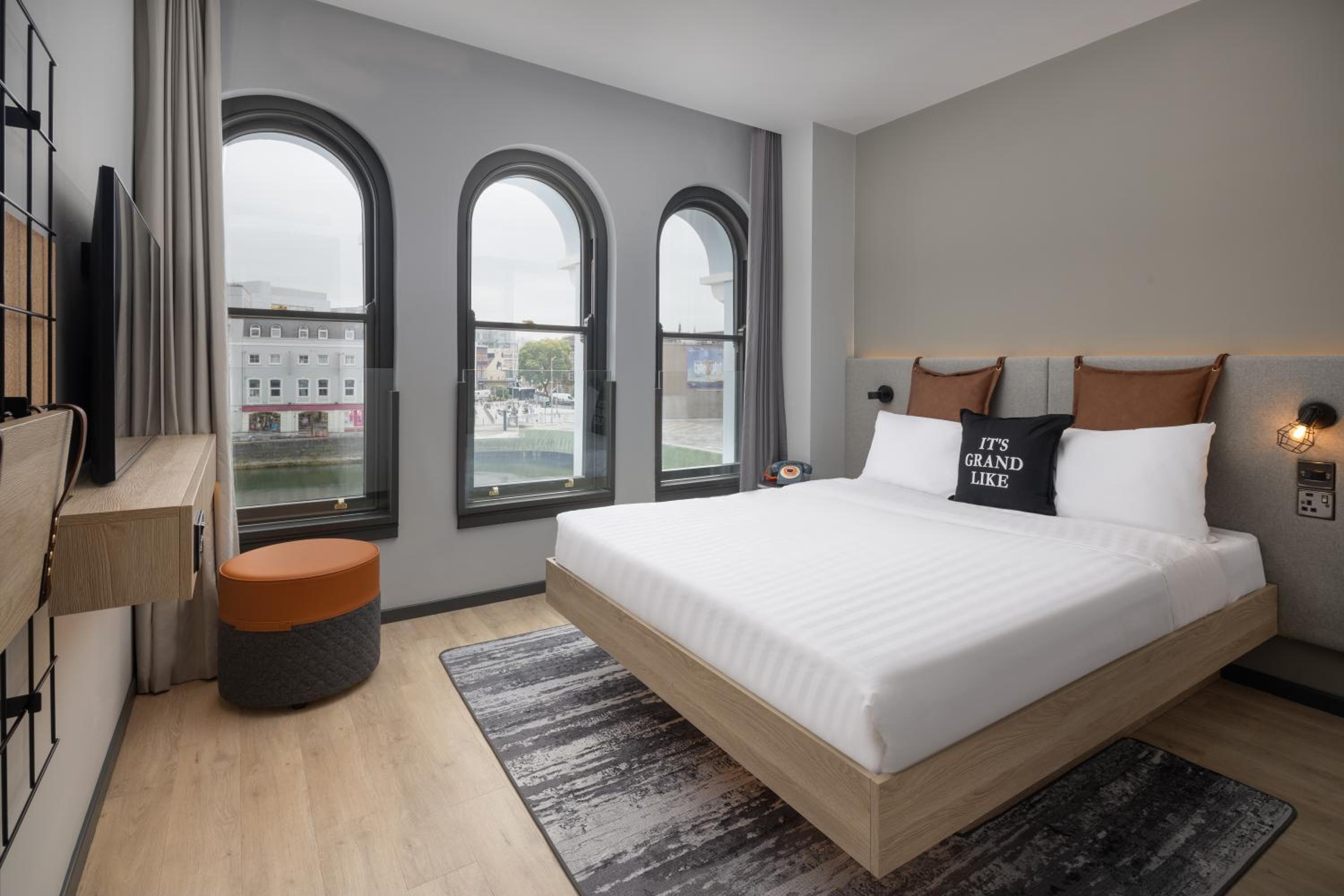 Queen Room with River View - Photo 1