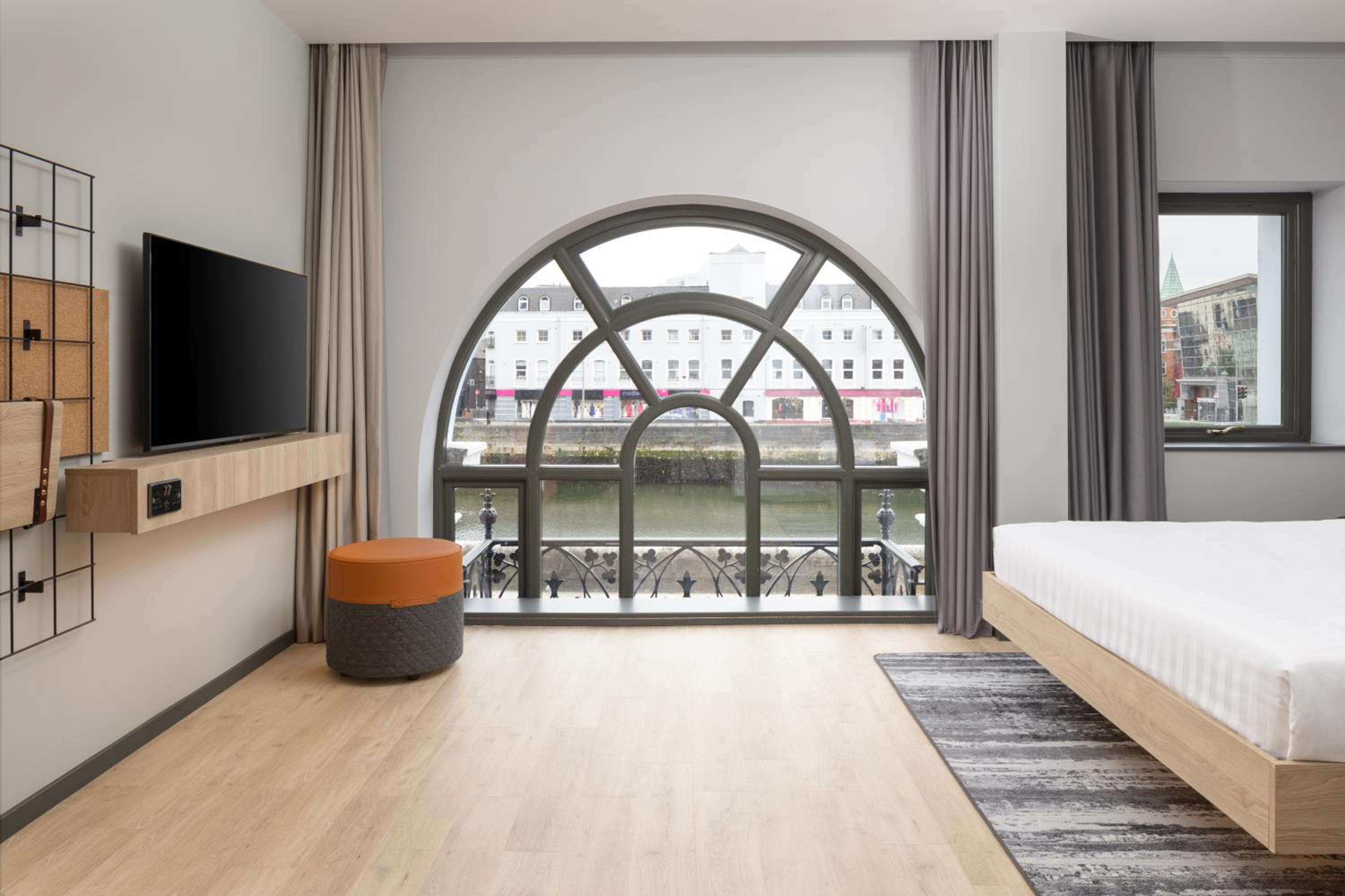 Moxy Extra Queen Room with River View - Photo 3
