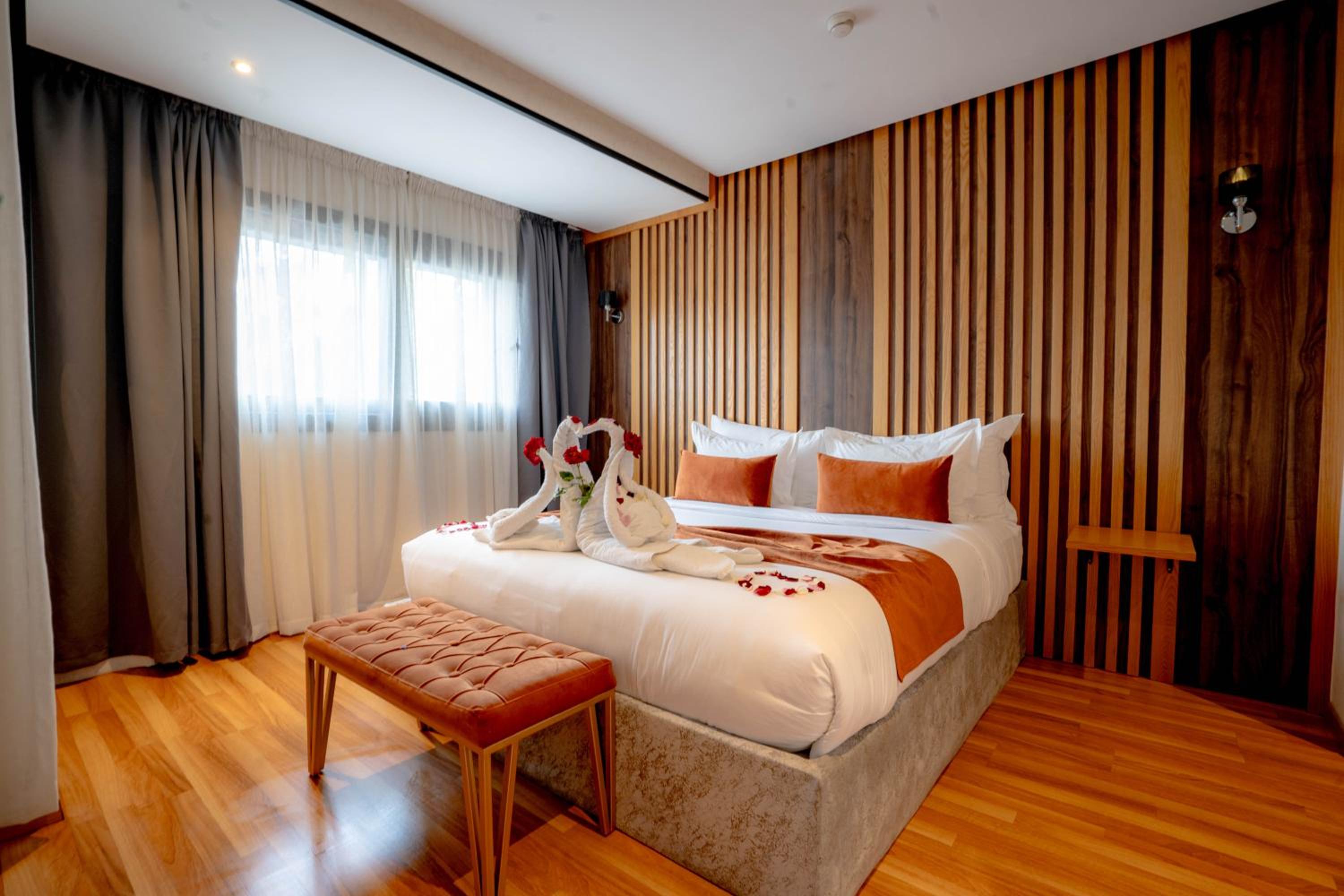 Deluxe King Room - Photo 4